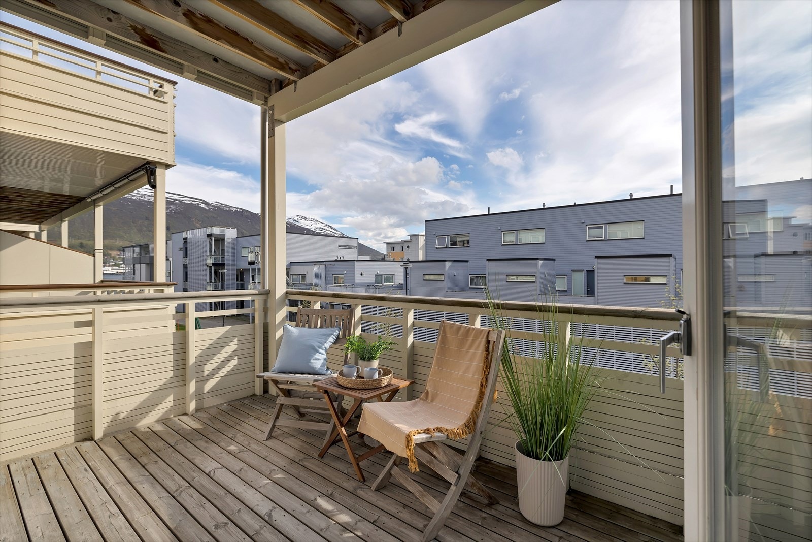 På balkongen får du plass til utemøbler og grill, og gir det perfekte oppholdssted på varme sommerdager! Galleribilde