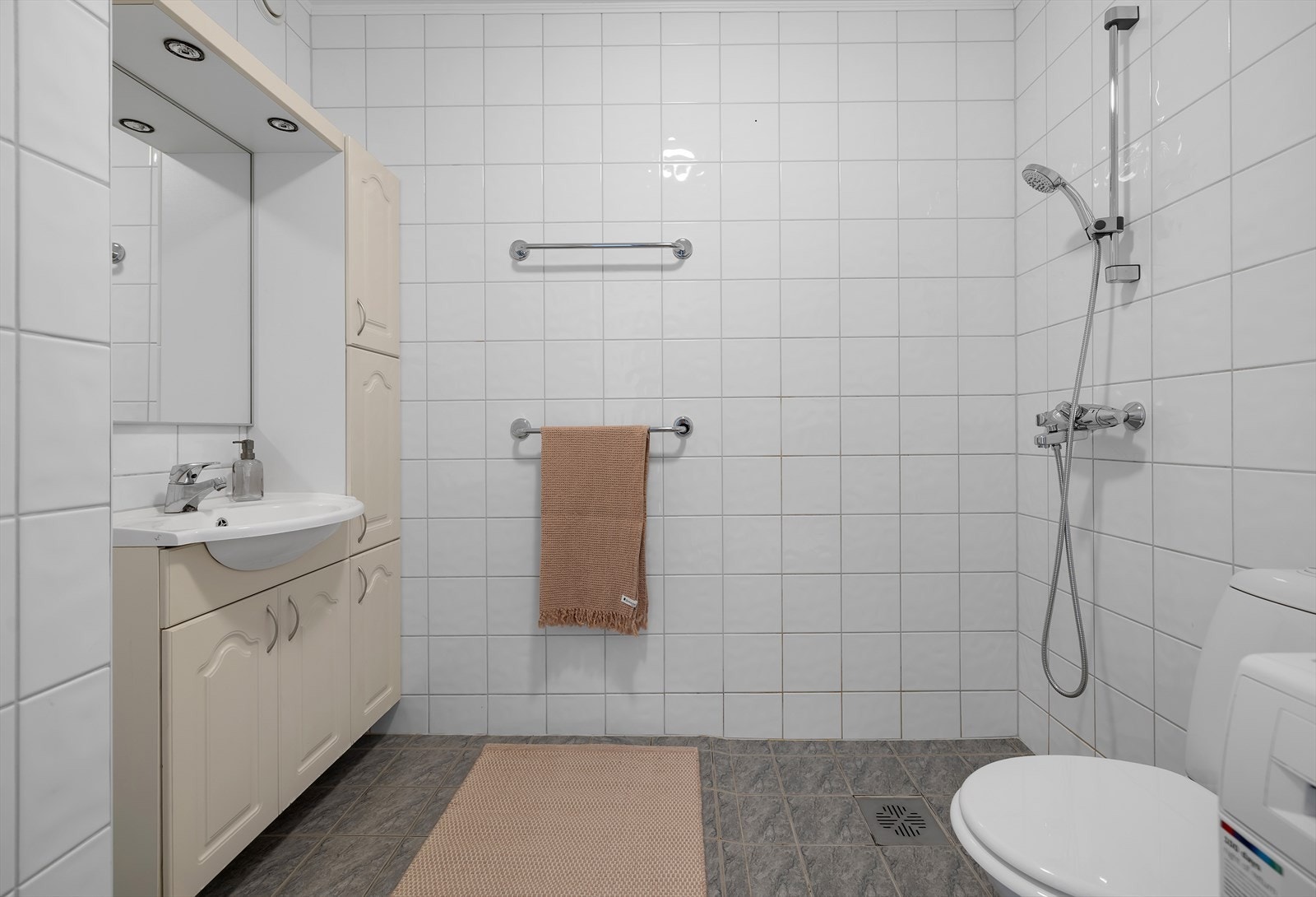 Rikelig oppbevaringsplass i innredningen. Galleribilde