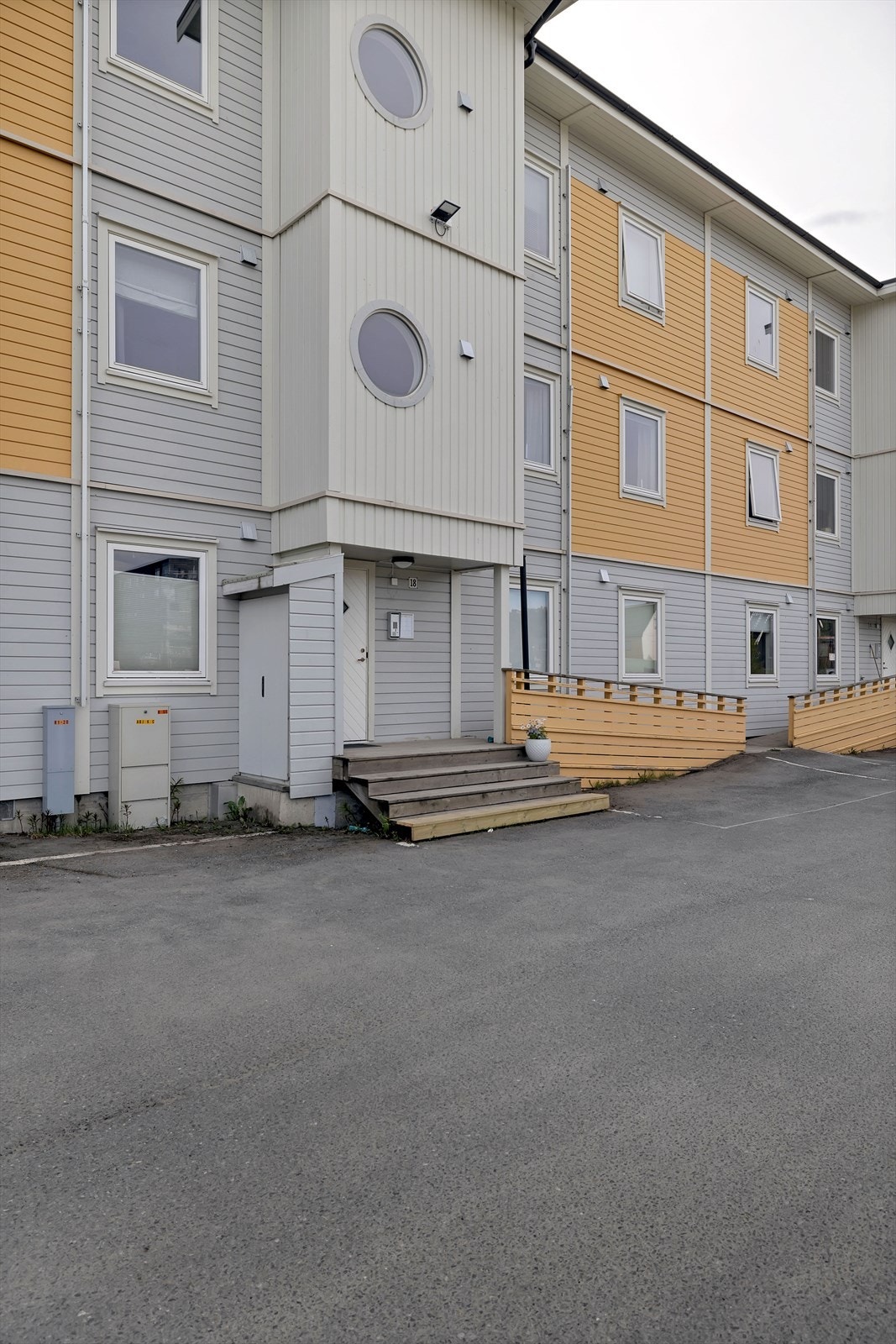 Leiligheten er del av Bølgen Borettslag - et veldrevet borettslag med god økonomi - og ligger i byggets andre etasje. Galleribilde