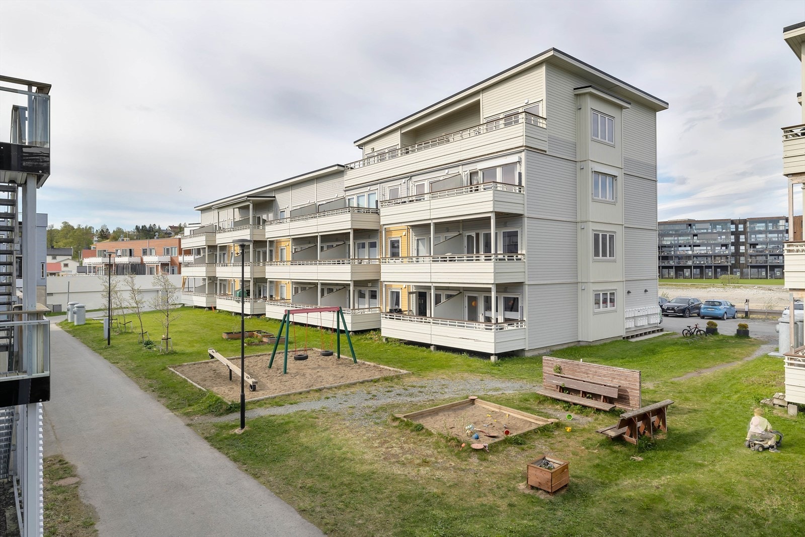 Attraktiv beliggenhet, med lav trafikal belastning og lite støy. Lekeplasser, barnehage, skole, og flotte gangveier ligger like i nærheten. Galleribilde