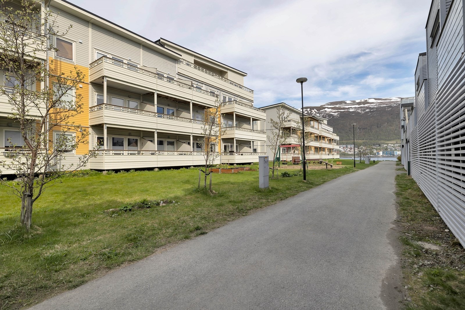 Området er kjent for sitt maritime bomiljø, med nærhet til sjøen, i tillegg til flott opparbeidede uteområder med grøntareal! Velkommen innom! Galleribilde