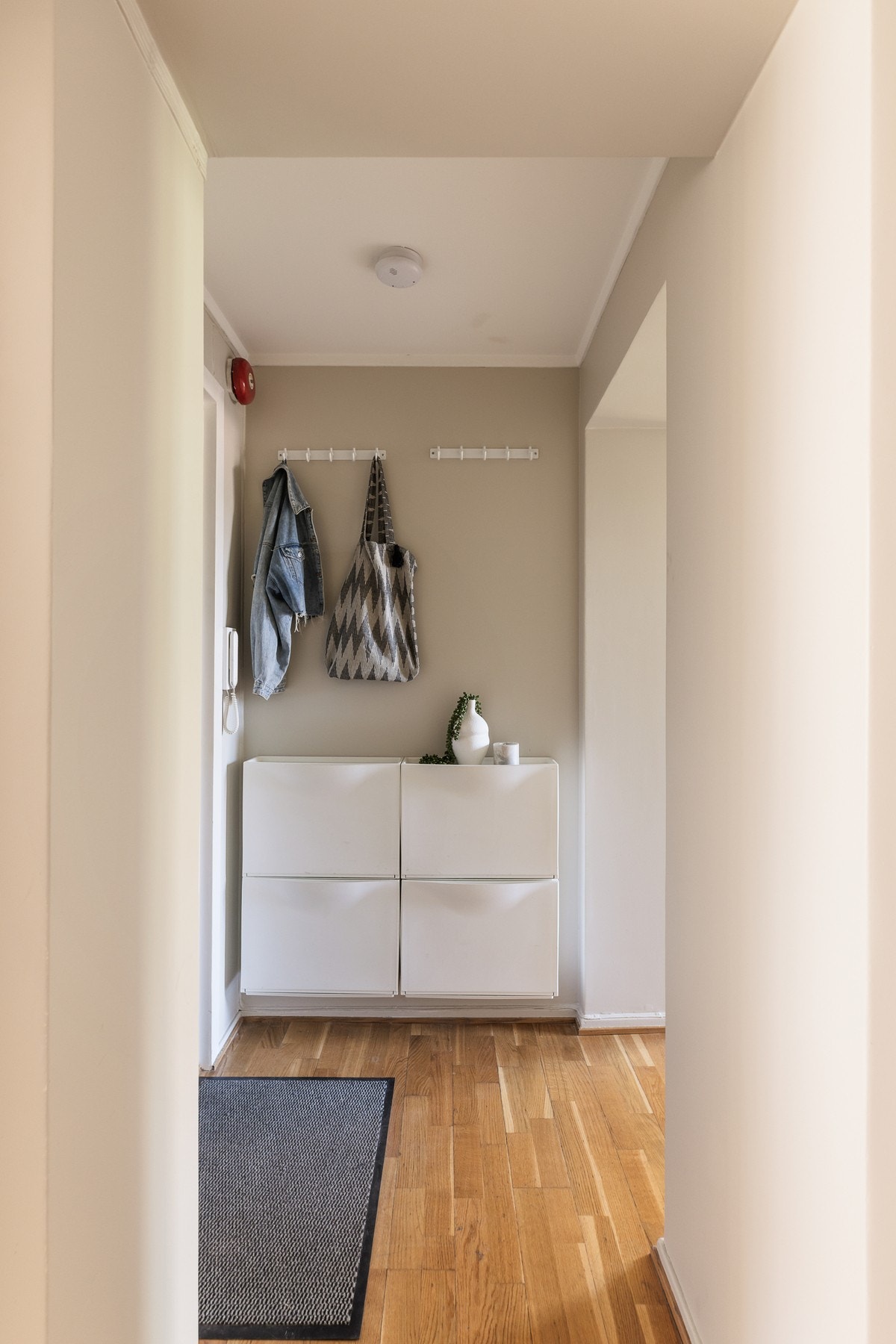 Fin entré/gang med plass til oppbevaring yttertøy og sko. Galleribilde