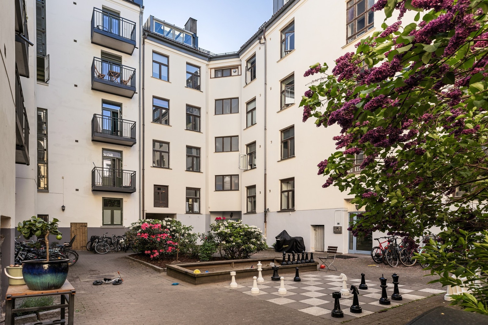 Sameiet har opparbeidet bakgård som er til glede for både store og små. Galleribilde
