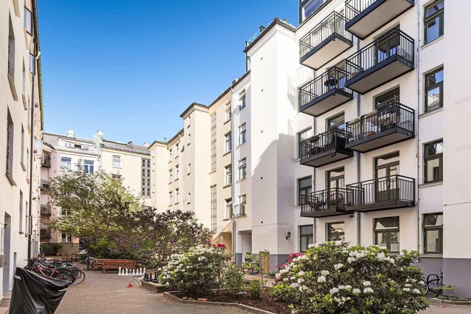 Bakgården er opparbeidet med ferdig beplantning og sittegrupper. Galleribilde