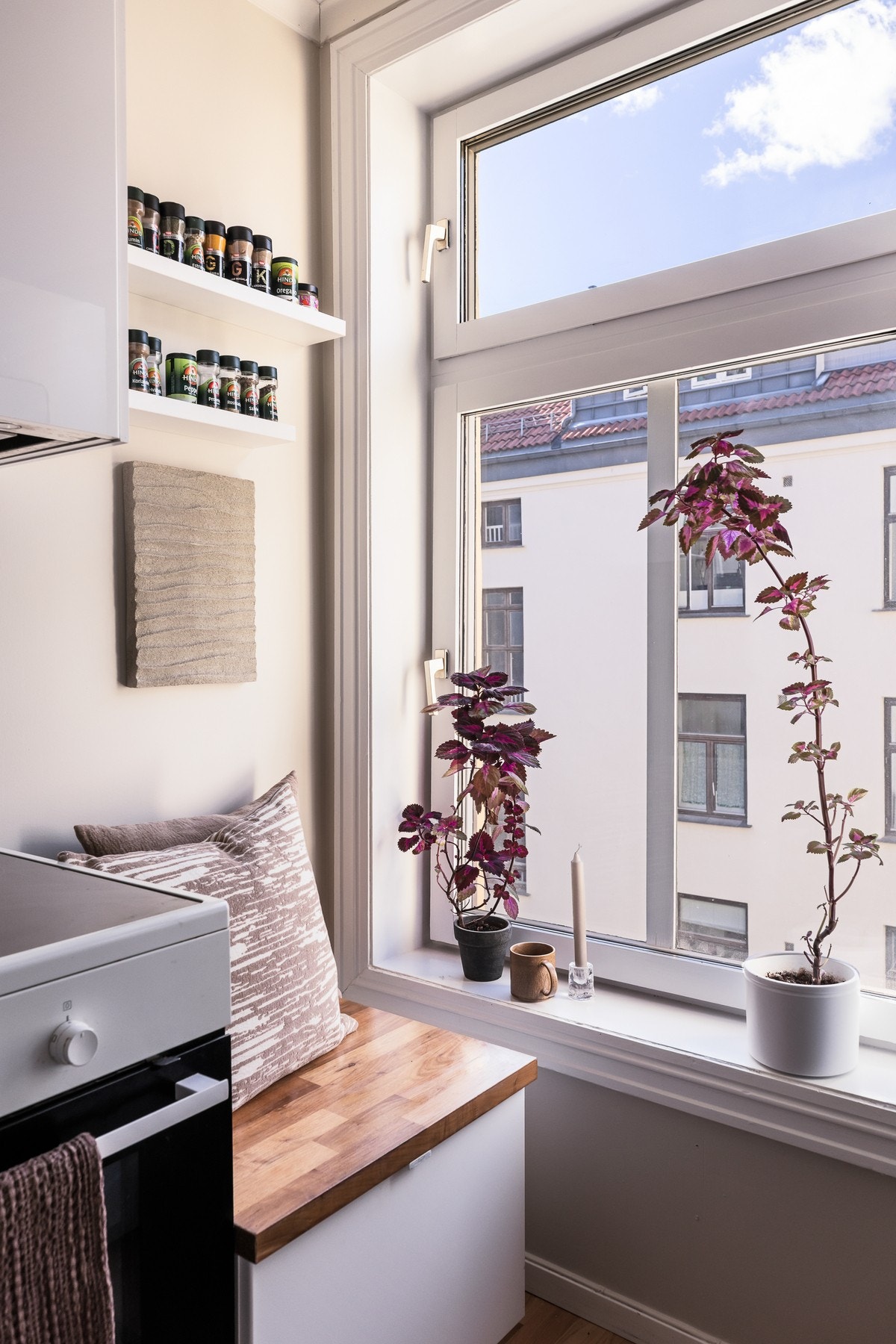 Fra kjøkkenet har du frodig utsyn mot rolig bakgård. Galleribilde