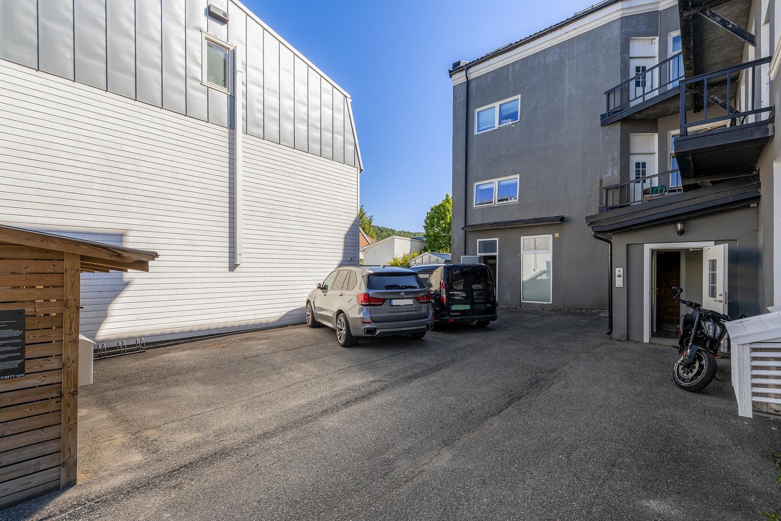 Sameiet har 4 parkeringsplasser i bakgården, som disponeres av de som har bil i sameiet via venteliste. Videre er det boligsoneparkering i området Galleribilde