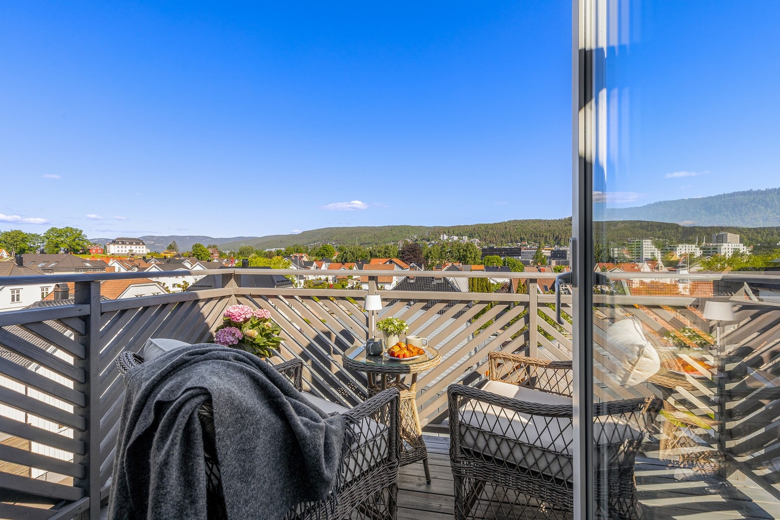 Solrik og skjermet balkong med lite innsyn Galleribilde