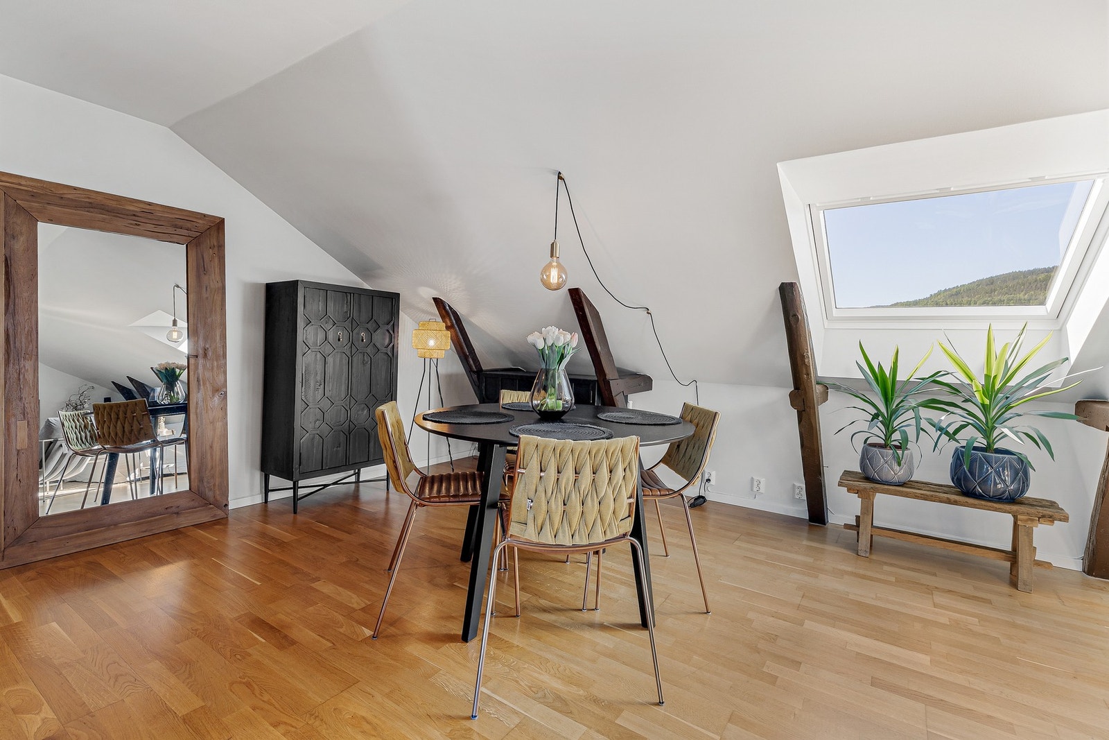 Store takvinduer som slipper inn rikelig med naturlig lys Galleribilde