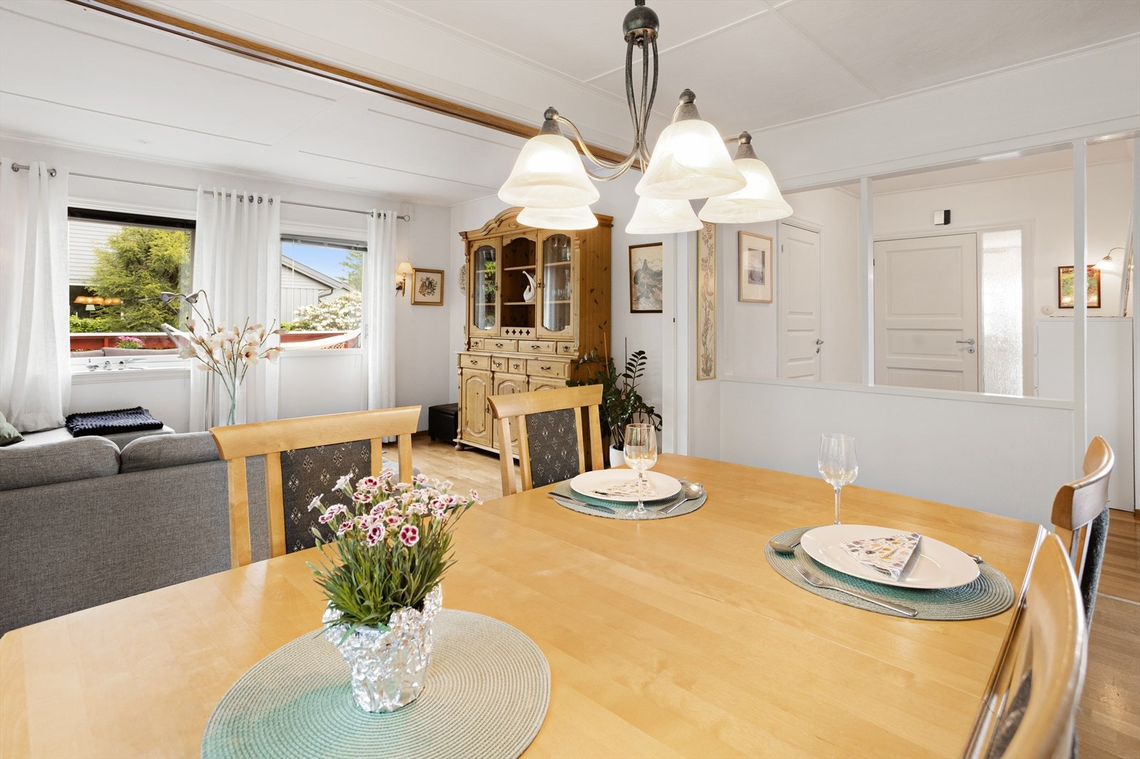 Fra spisestuen er det en åpen og sosial forbindelse til boligens øvrige oppholdsrom. Galleribilde