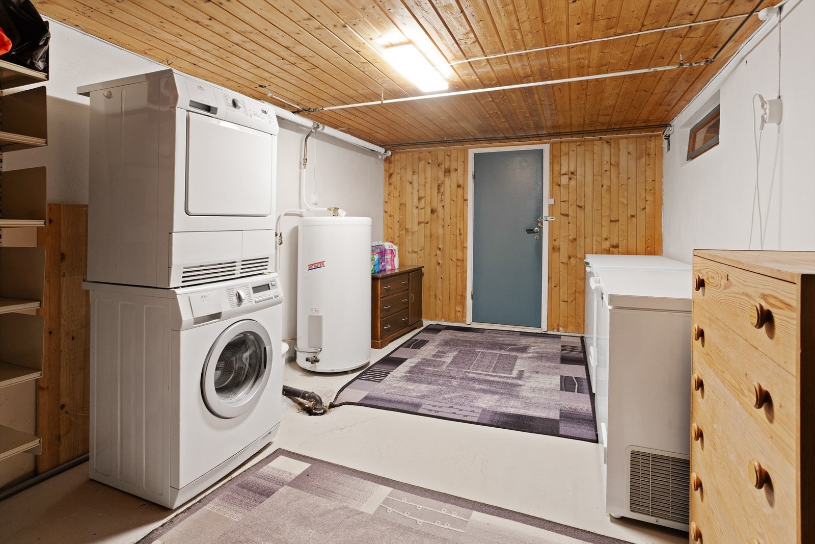 Praktisk vaskekjeller med opplegg for vaskemaskin og god plass til tørk. Galleribilde