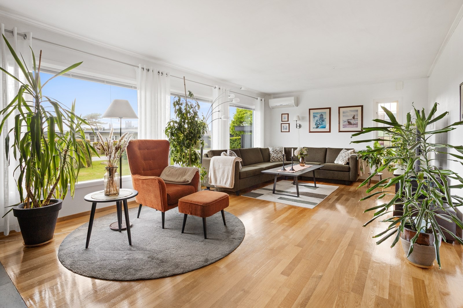 De store vinduene i stuen gir utsyn mot hagen. Galleribilde