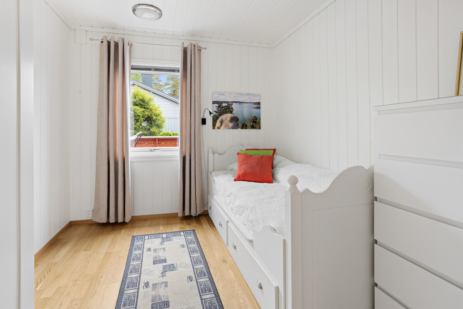Det andre soverommet i hovedetasjen ligger ved forstue/hall. Galleribilde