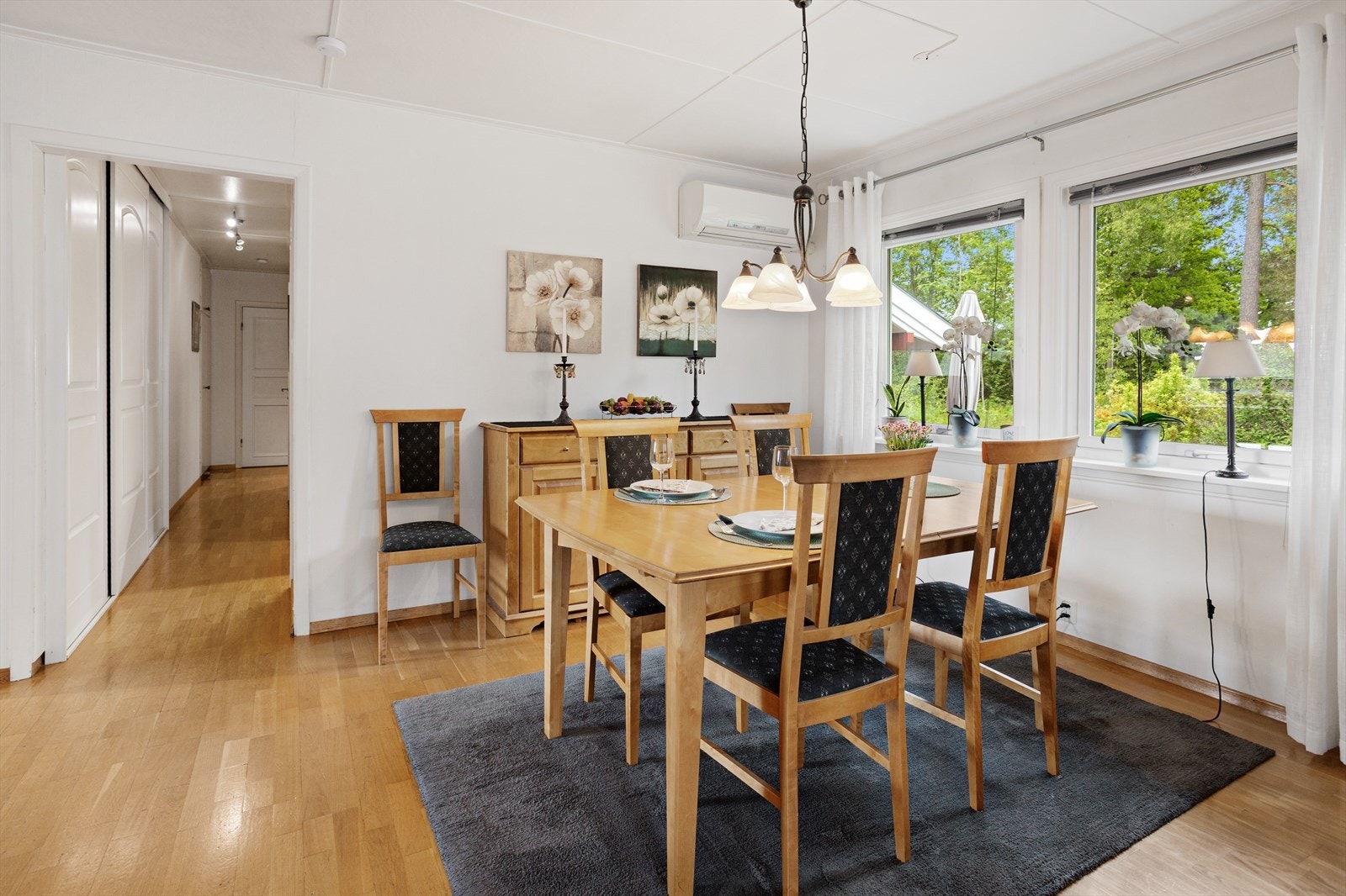 Spisestuen har plass til langbord. Også her finner du en luft-til-luft varmepumpe. Galleribilde