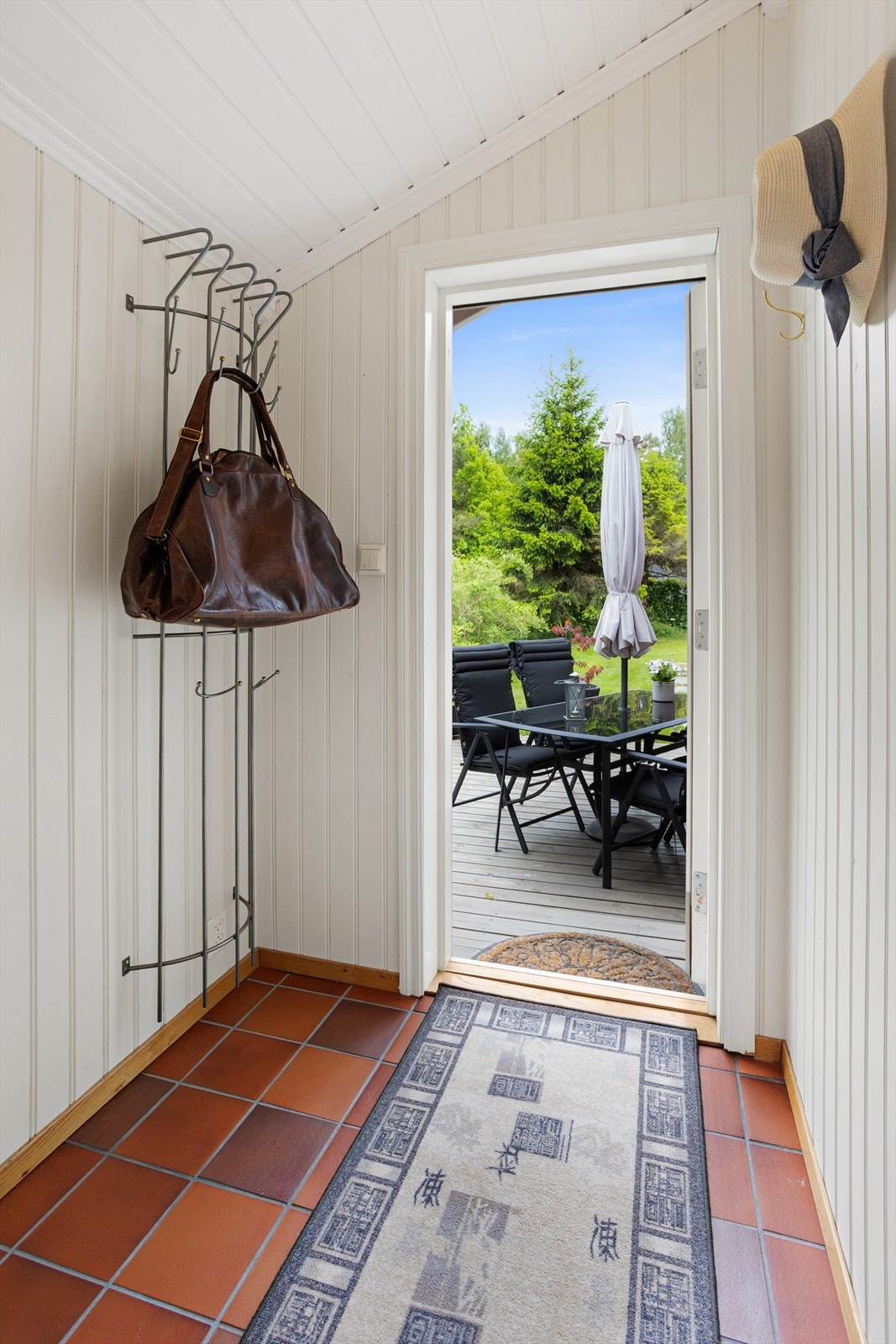 Fra det disponible rommet er det en egen utgang til den østvendte terrassen bak huset. Galleribilde