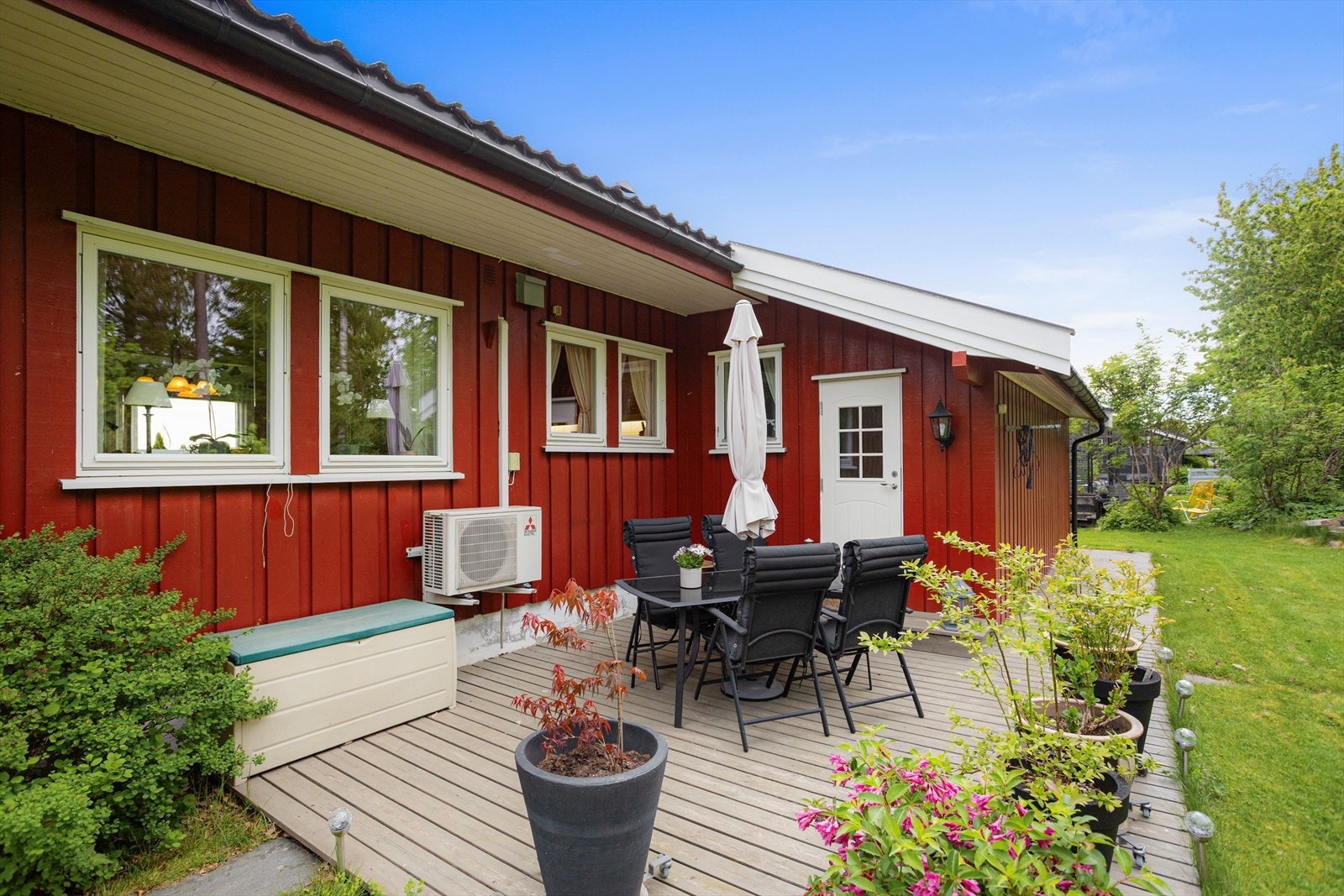 Den østvendte uteplassen. Galleribilde