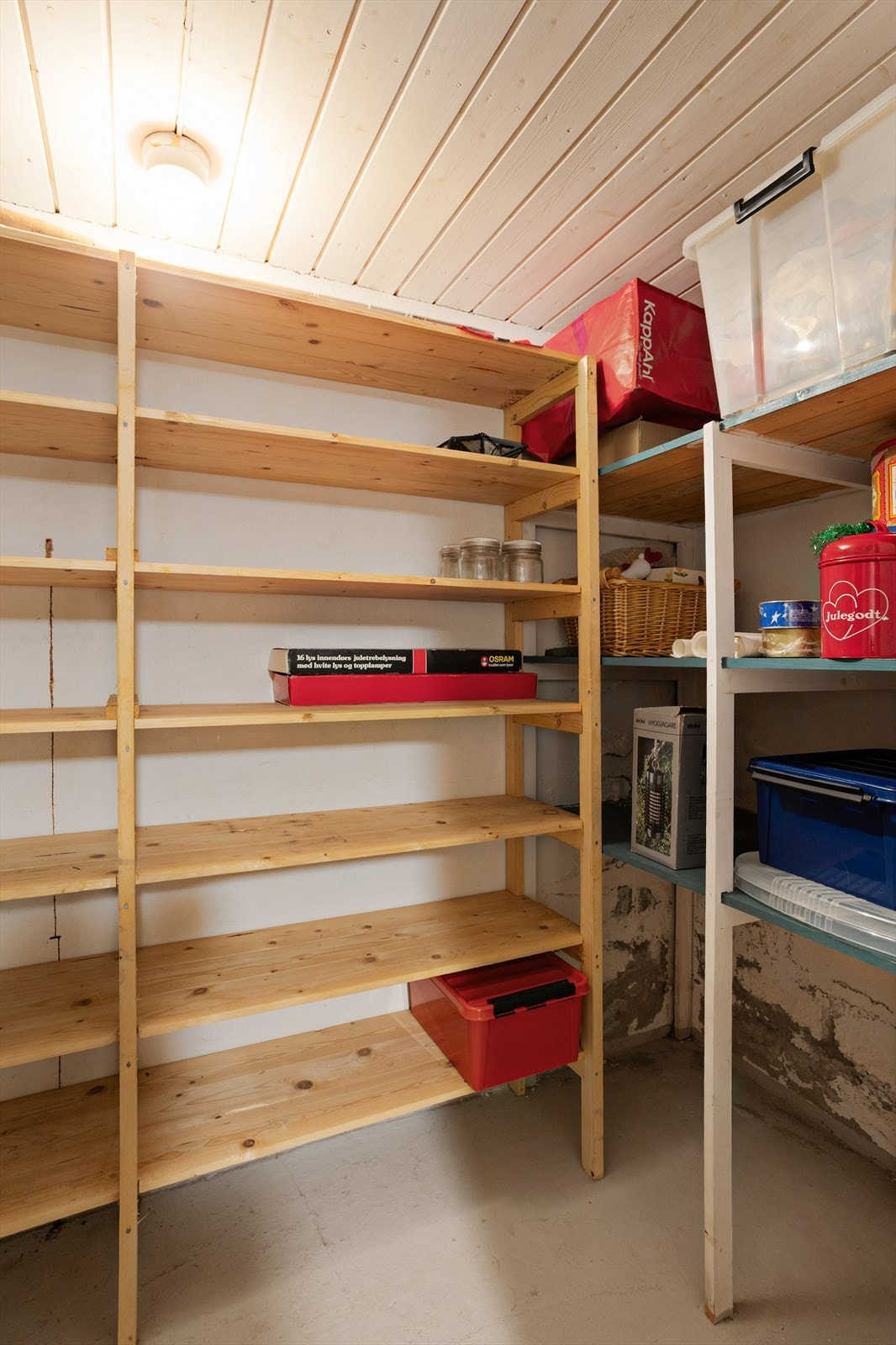 Kjelleren inneholder to boder som gir gode lagringsmuligheter. Dette er den minste boden. Galleribilde