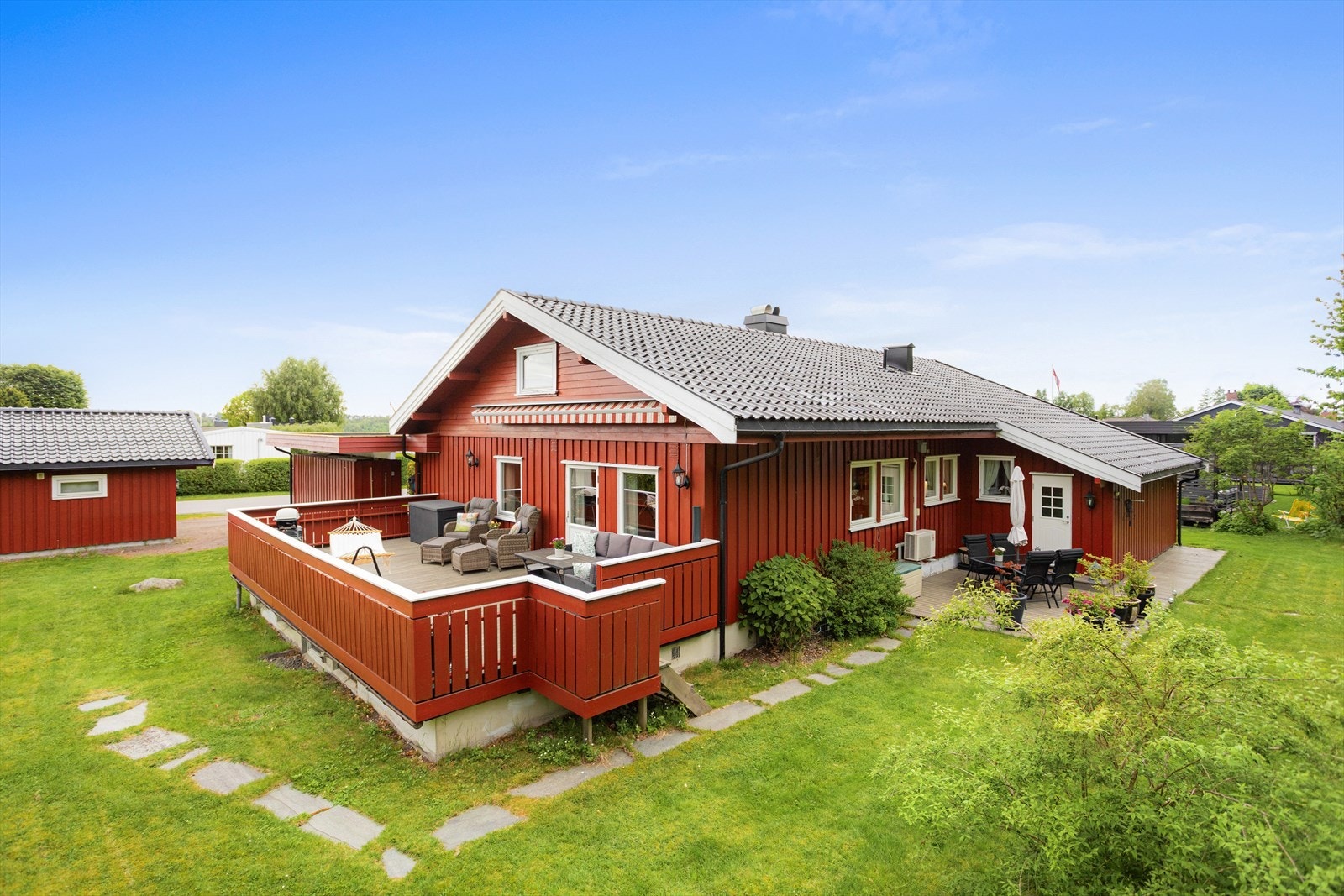 Fra spisestue med liten stue er det utgang til en terrasse på ca. 37 m². Galleribilde