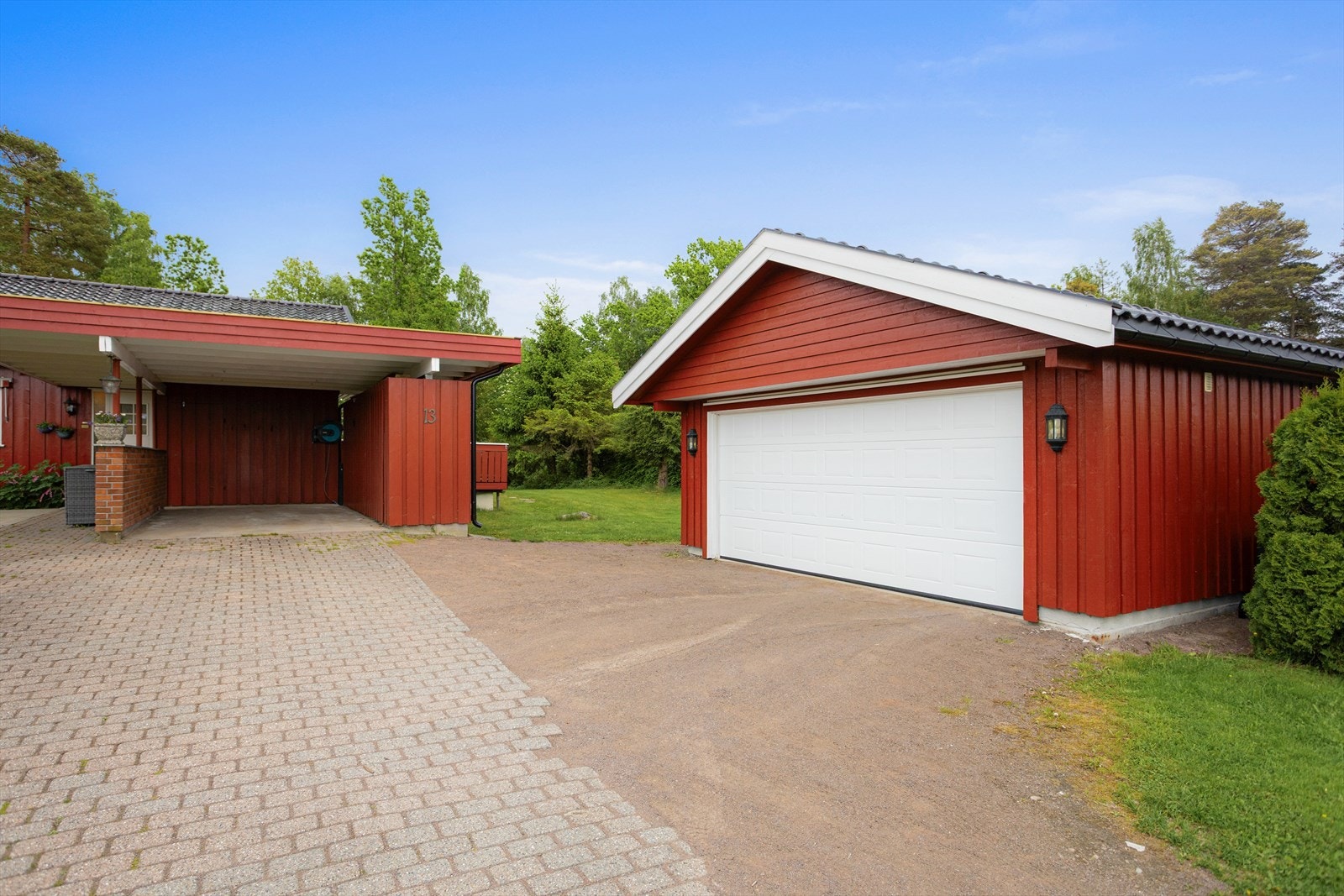 Den doble garasjen fra 2012 har et areal på 47 m² for parkering og lagring. Galleribilde