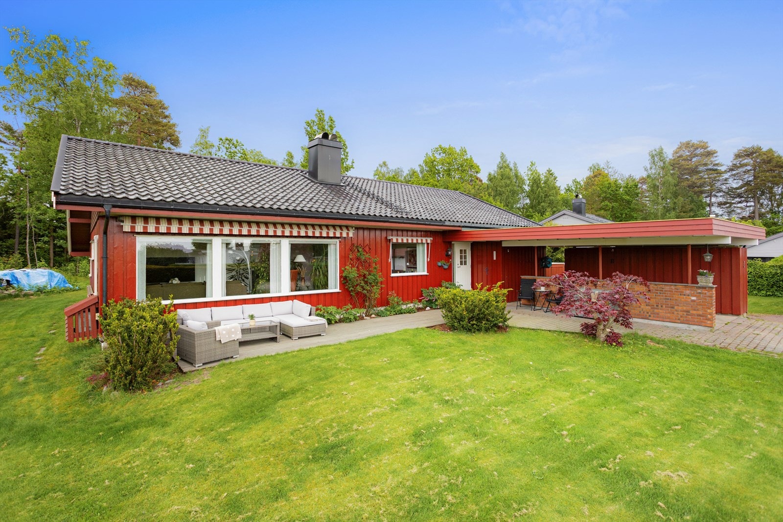 Boligen har en markterrasse i tre foran huset på ca. 27 m² og er vestvendt. Galleribilde