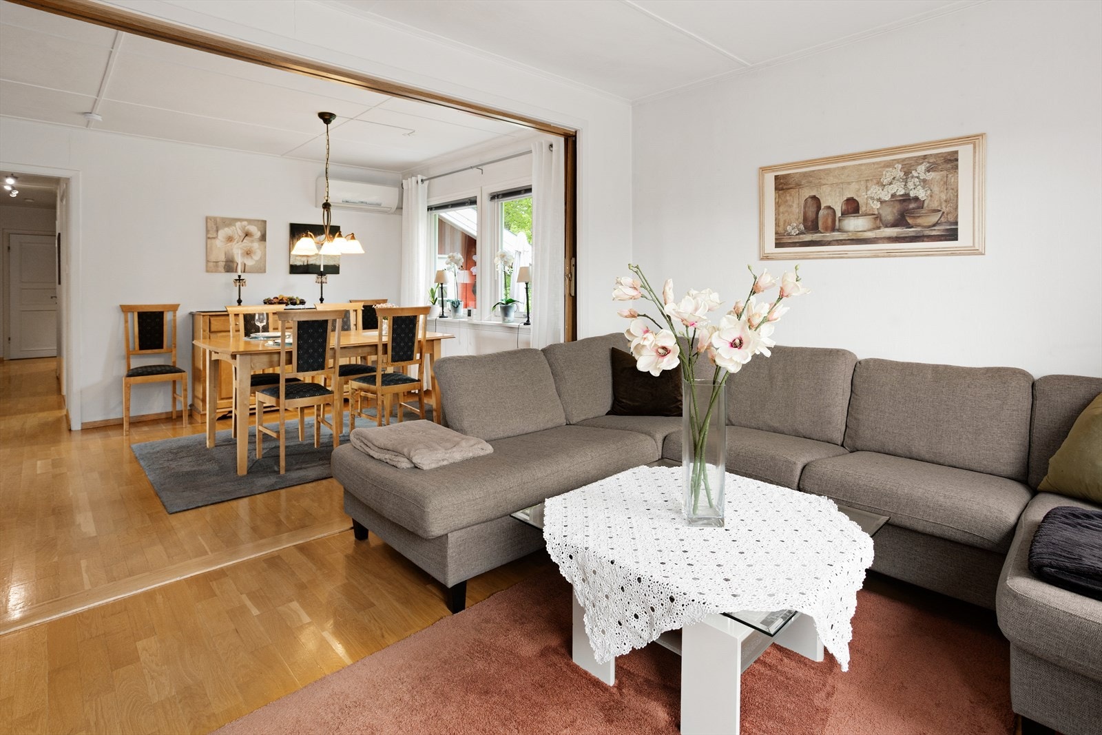 Den fleksible planløsningen gir rom for flere sittegrupper og sosiale soner. Galleribilde