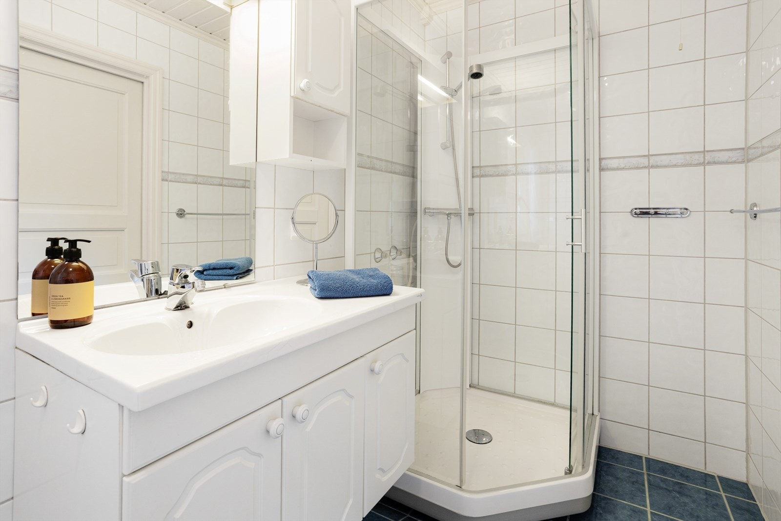 Badet i hovedetasjen har flislagte overflater, elektrisk gulvvarme og dusjkabinett. Galleribilde
