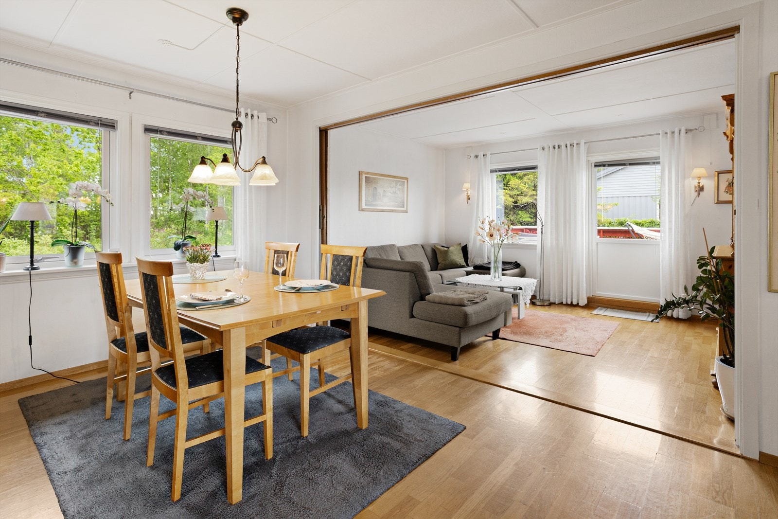 Den minste stuen ved spisestuen danner en åpen og luftig sone for sosiale sammenkomster. Galleribilde