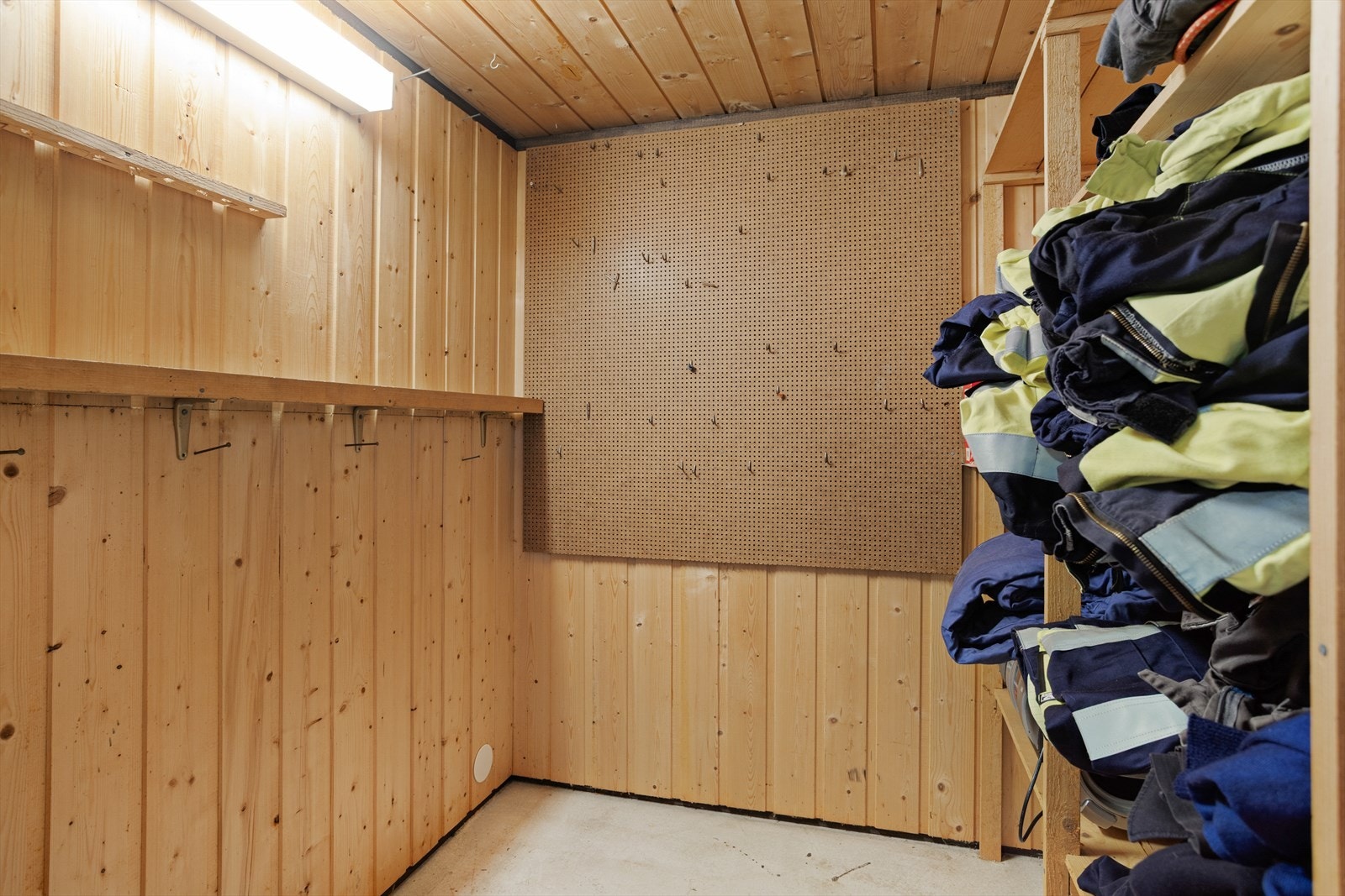 I tillegg til boder i kjelleren er det et gulvet loft med gode lagringsmuligheter. Galleribilde