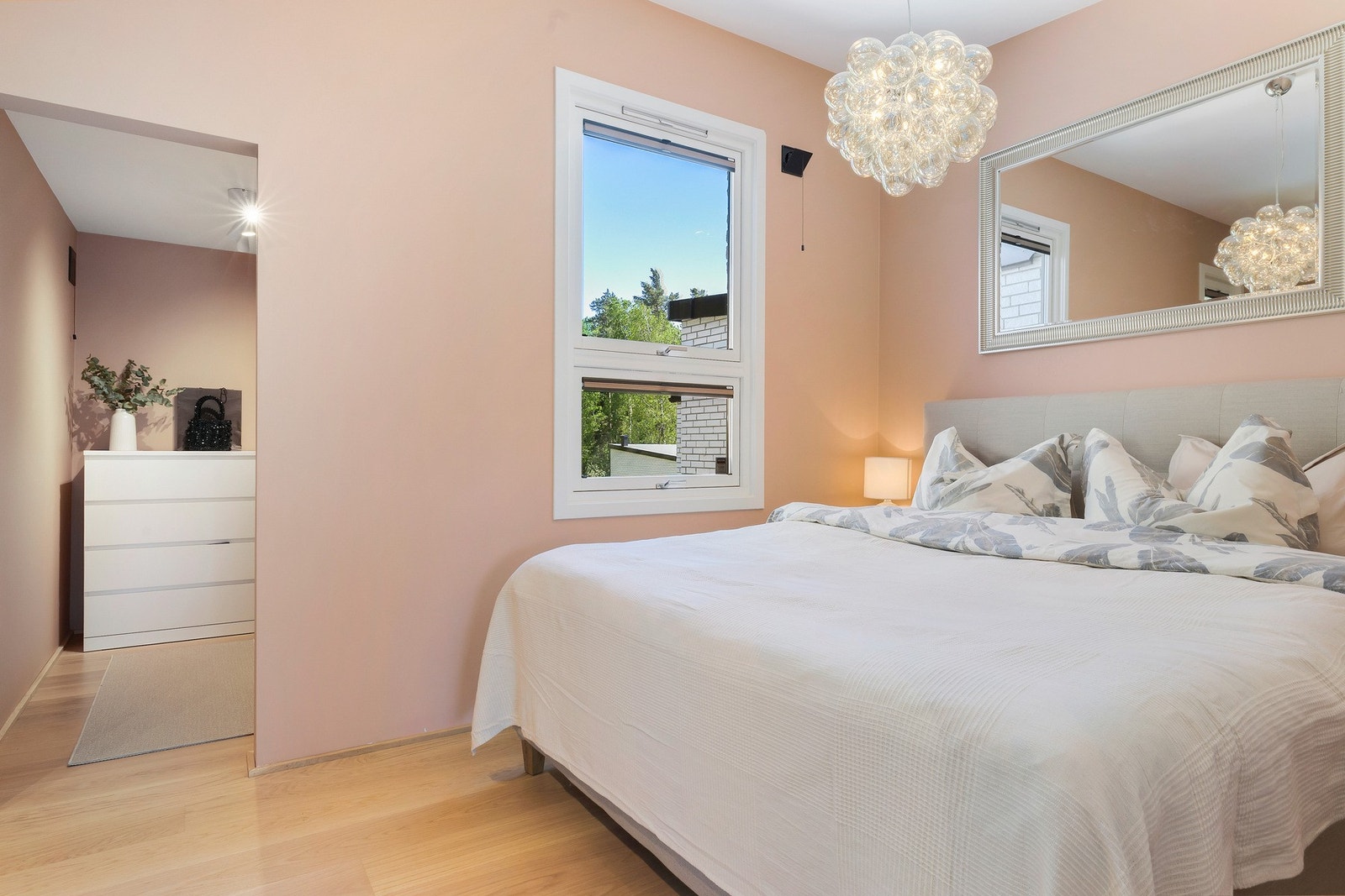 Hovedsoverom med walk-in-closet Galleribilde