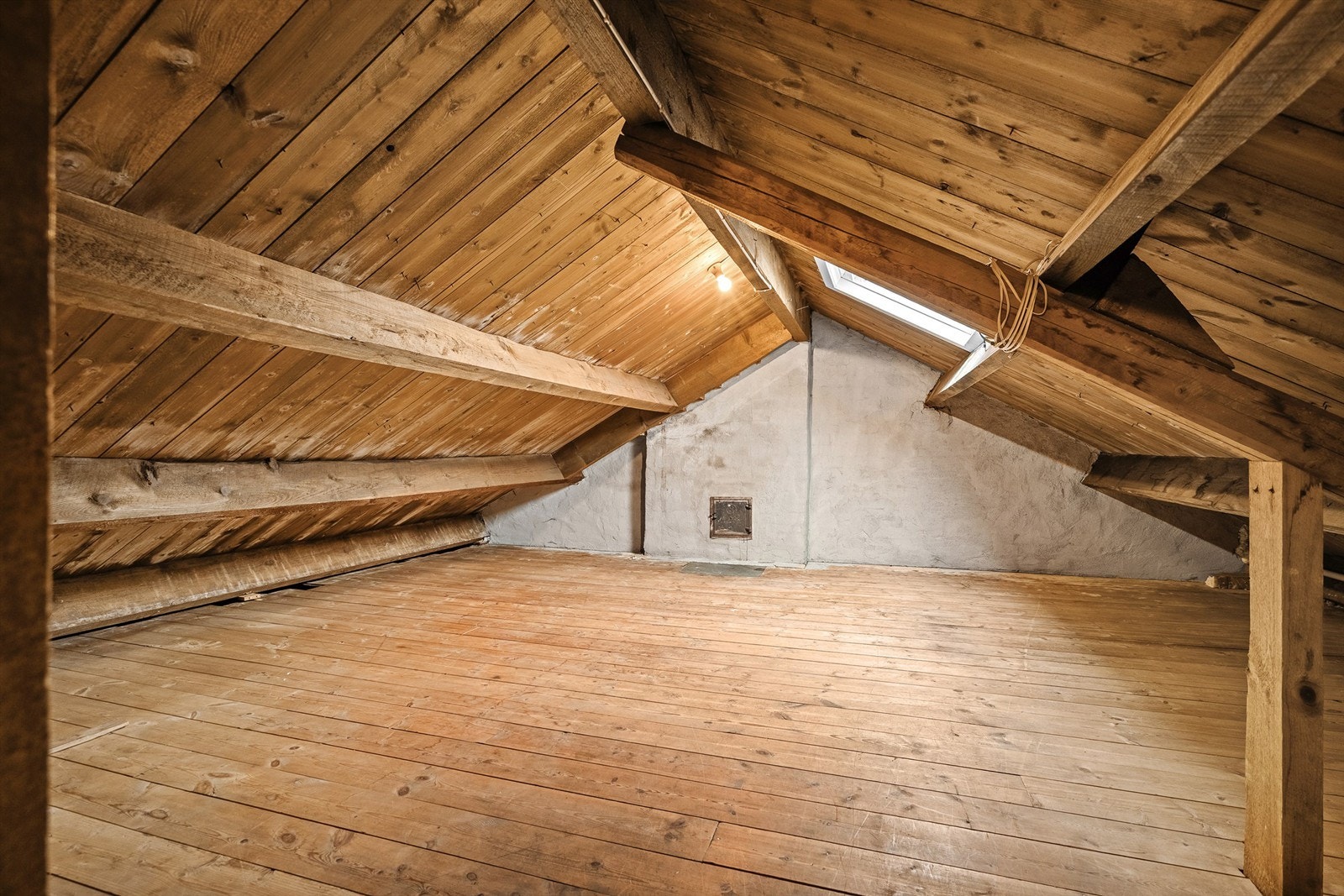 Takkonstruksjonen med åser av tre er synlig på loftet. Galleribilde