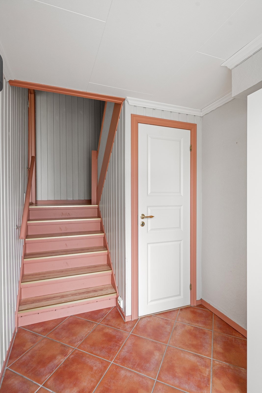 Tretrappen med laminat i trinnene binder etasjene sammen. Galleribilde