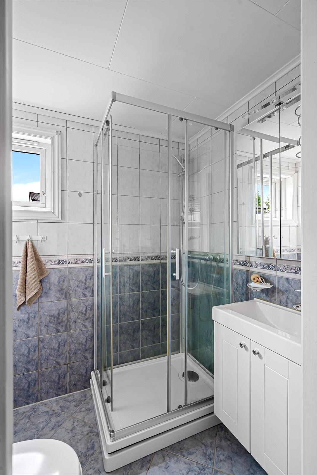 Badet i ligger i en egen halvetasje mellom 1. og 2. etasje og har flislagt gulv med elektriske varmekabler. Galleribilde