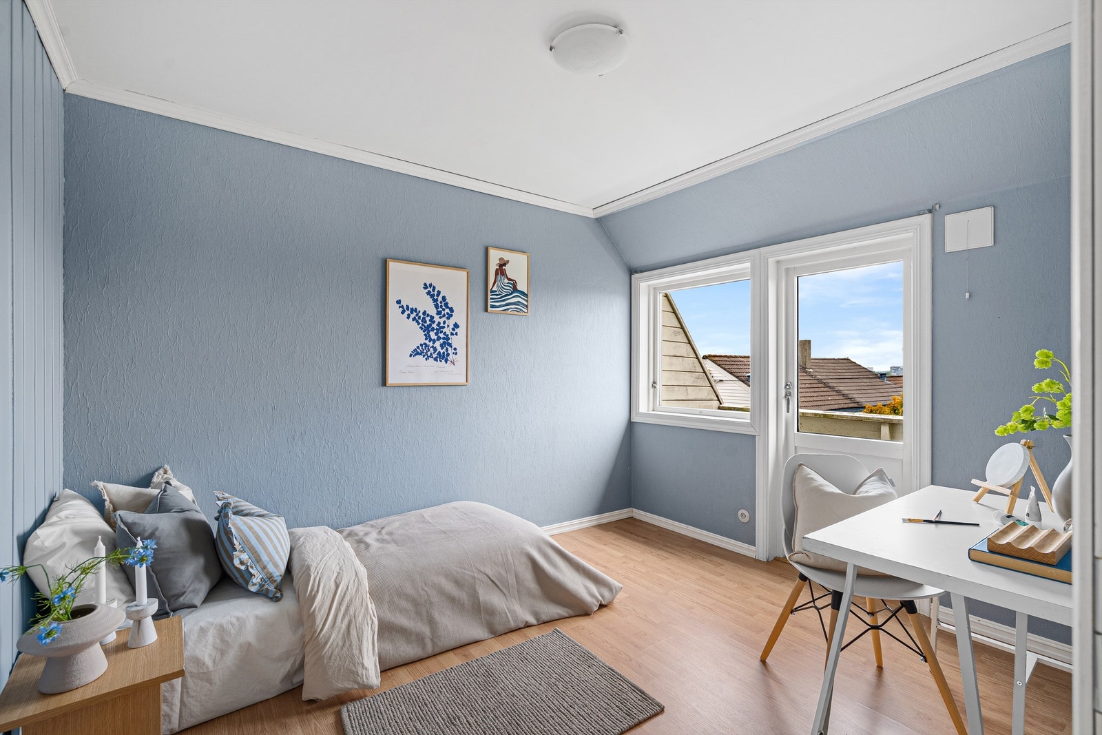 Ett av soverommene i 2. etasje har utgang til egen balkong på ca. 2 m². Galleribilde