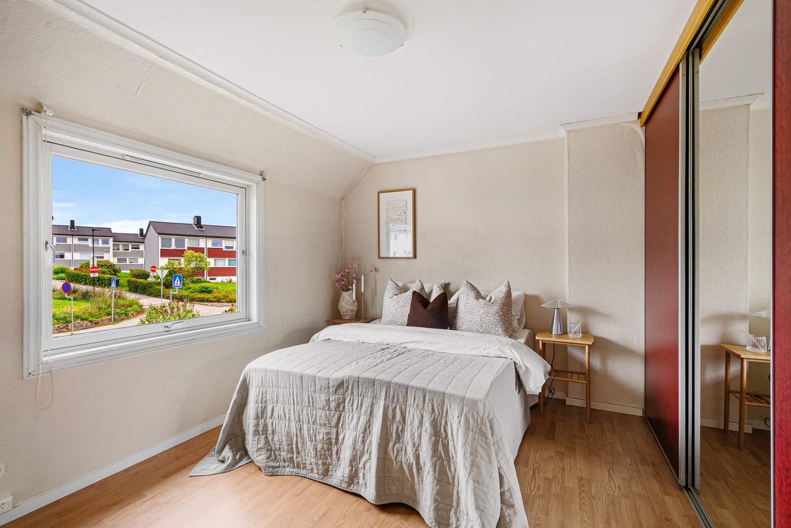 Boligen har totalt tre soverom i andre etasje, alle med laminat på gulvet. Dette har skyvedørsgarderobe med speildør Galleribilde