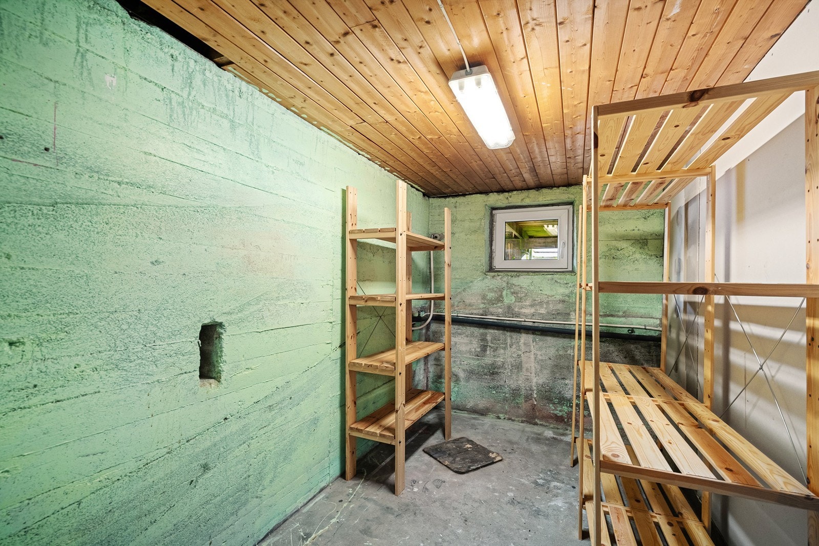 Boligen har to uinnredede kjellerrom med god lagringsplass. Galleribilde