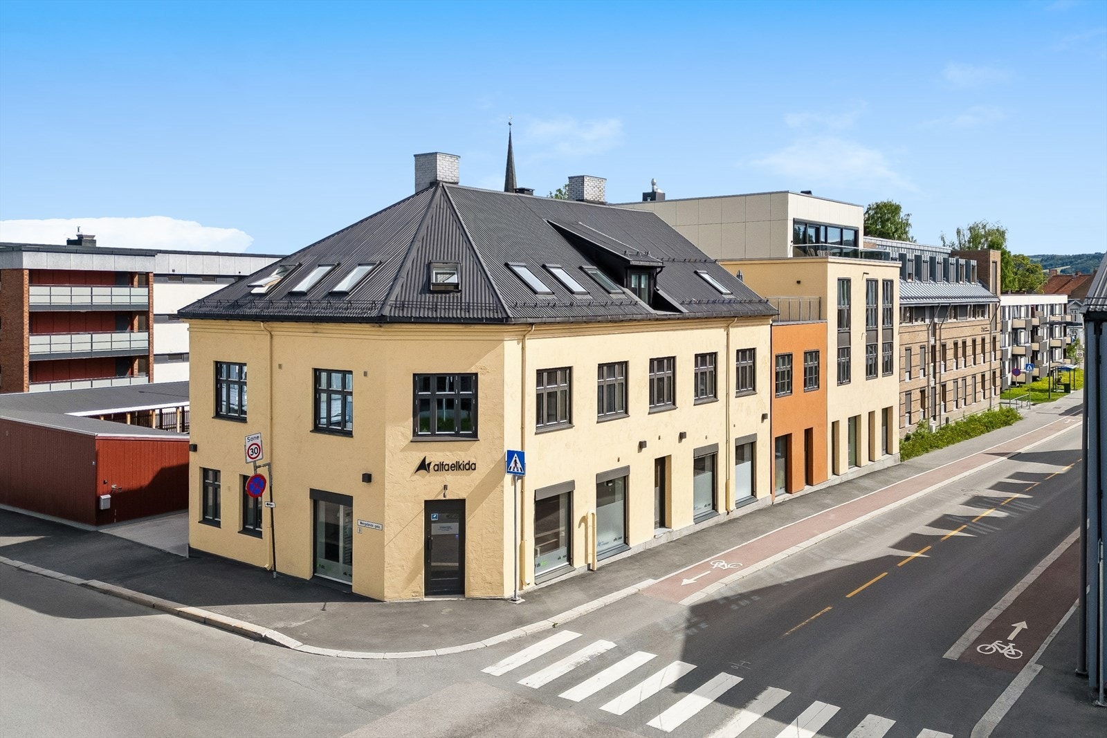 Leiligheten ble ombygget i 2019-2020 og har en gjennomgående moderne standard. Galleribilde