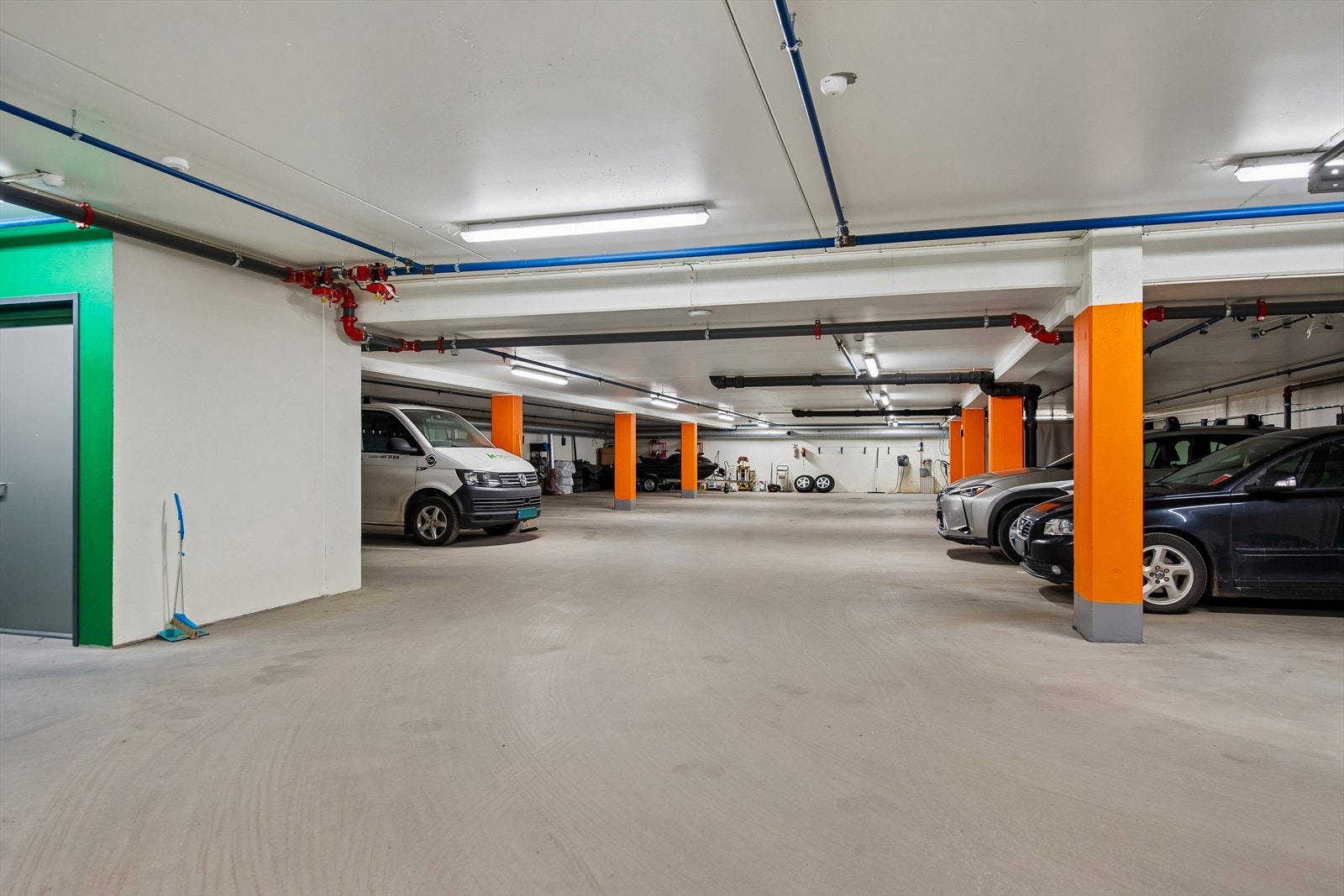 Mulighet for leie av parkeringsplass i felles garasjeanlegg eller i bakgård. Galleribilde