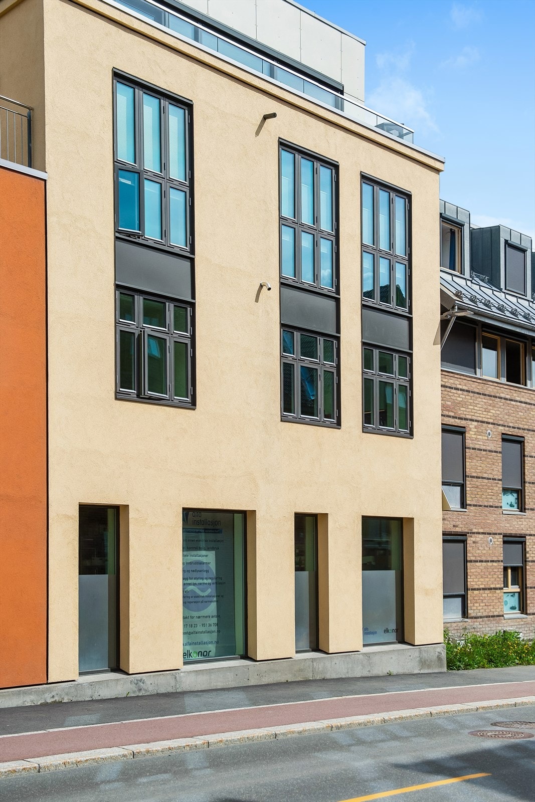 Bygget er en del av Wergelands gate 9 sameie, som består av 16 boligseksjoner og 2 næringsseksjoner. Galleribilde