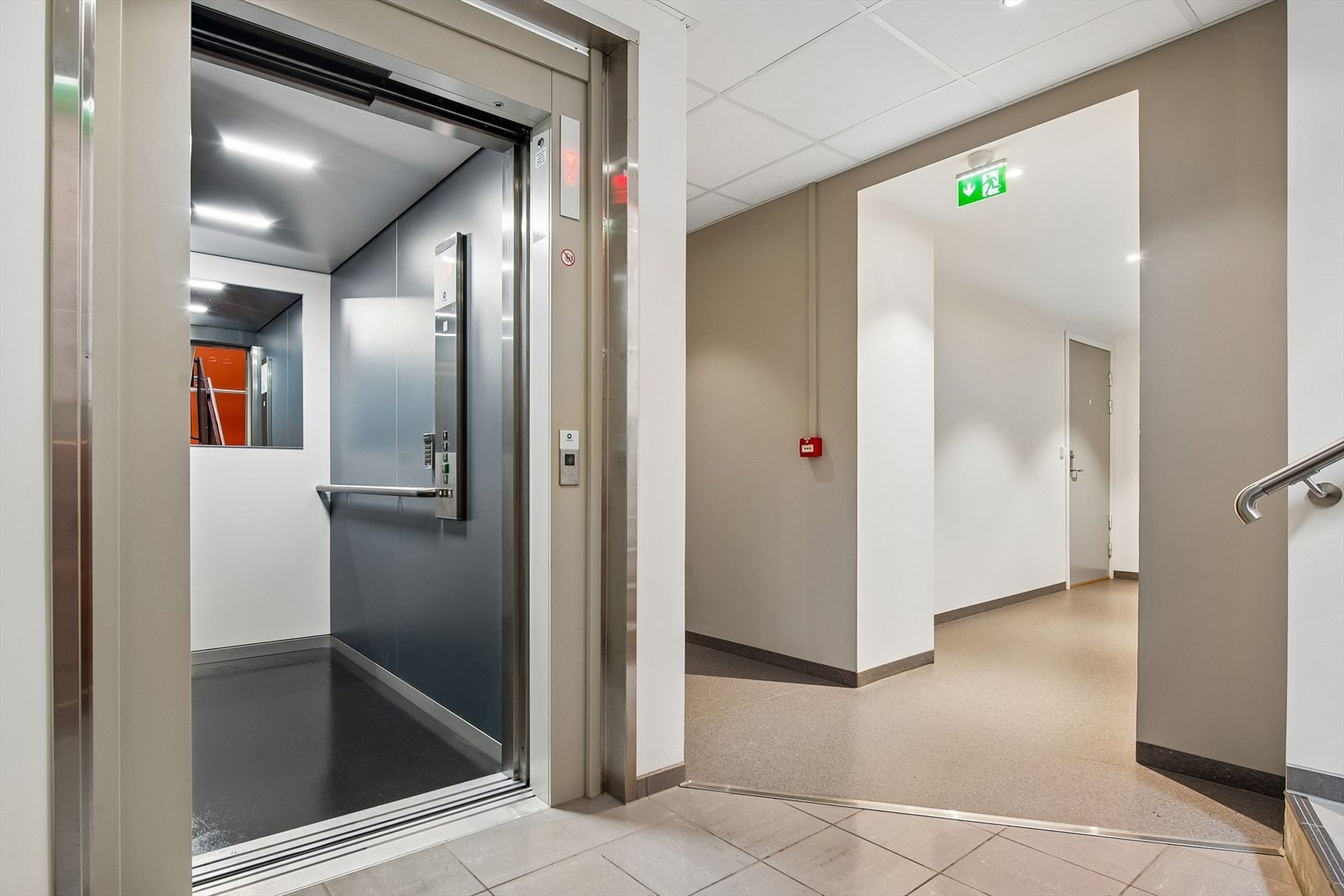 Bygget har heis med adkomst til alle etasjer. Galleribilde