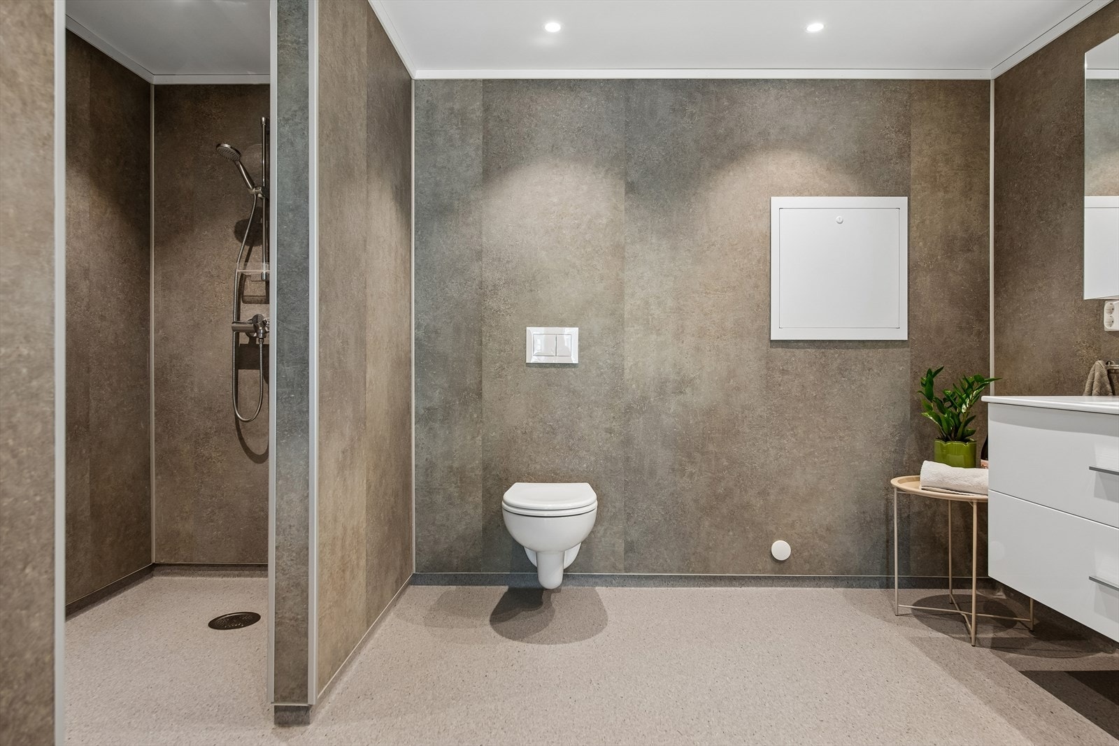 Badet ble oppgradert i 2020 og har vegghengt toalett og en romslig dusjnisje. Galleribilde