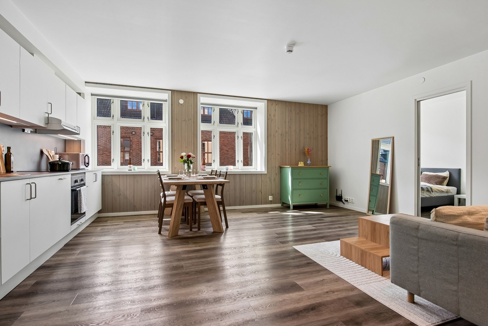 Et balansert ventilasjonsanlegg fra 2020 sikrer et sunt inneklima. Vinduer med 3-lags isolerglass bidrar til god energieffektivitet. Galleribilde