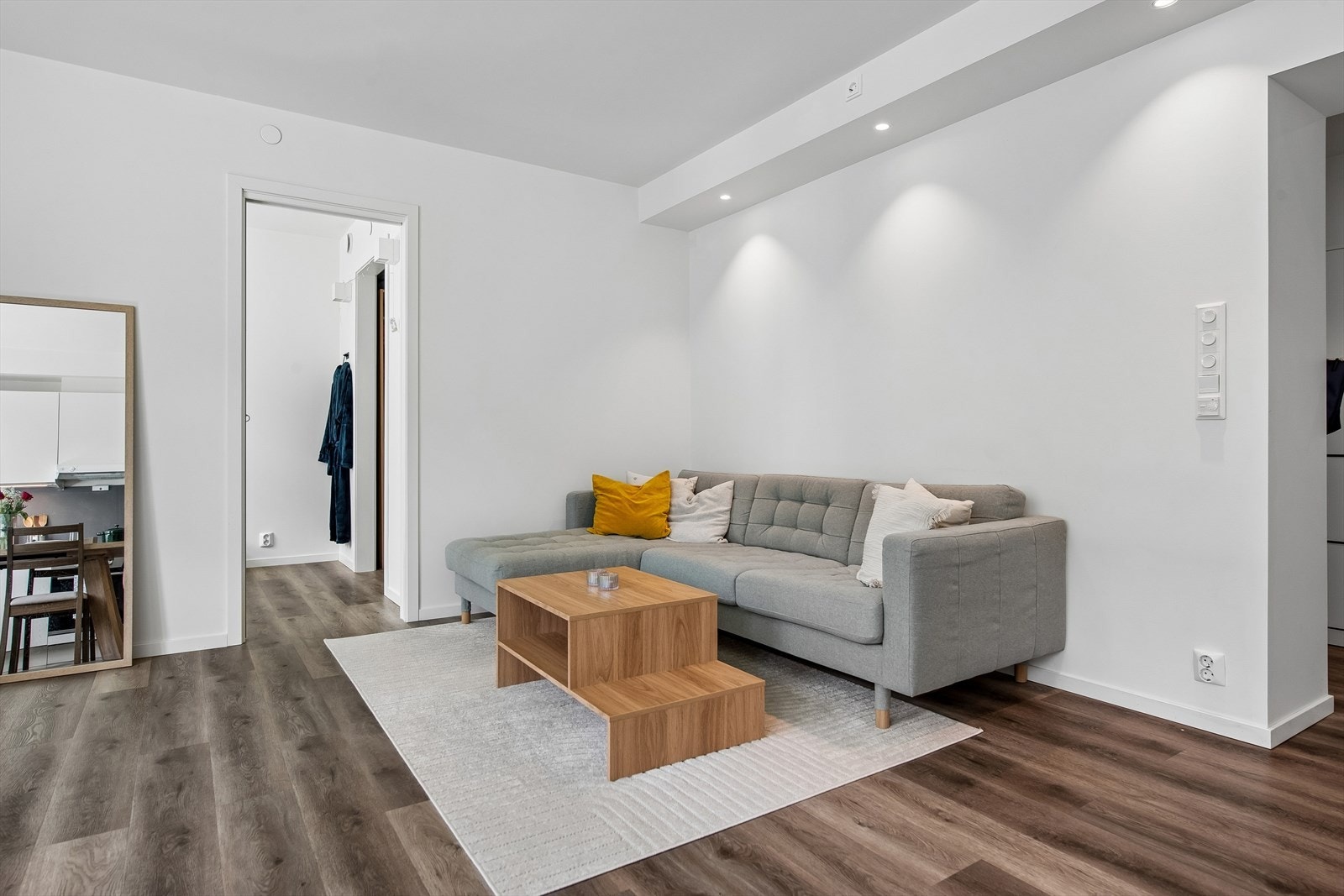 Gjennomgående laminatgulv i oppholdsrommene. Takhøyden i leiligheten varierer fra 227 til 248 cm. Galleribilde