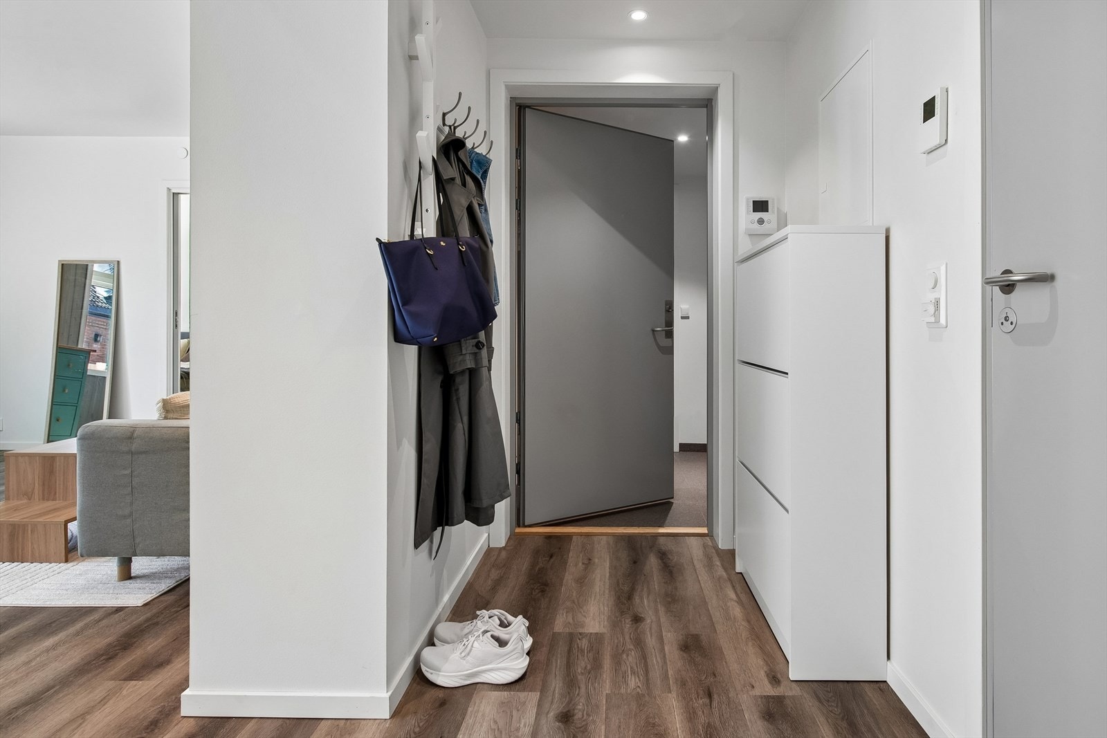 Entréen ønsker velkommen med gulvvarme, som er gjennomgående i hele leiligheten. Døren har brann- og lydmotstand. Galleribilde