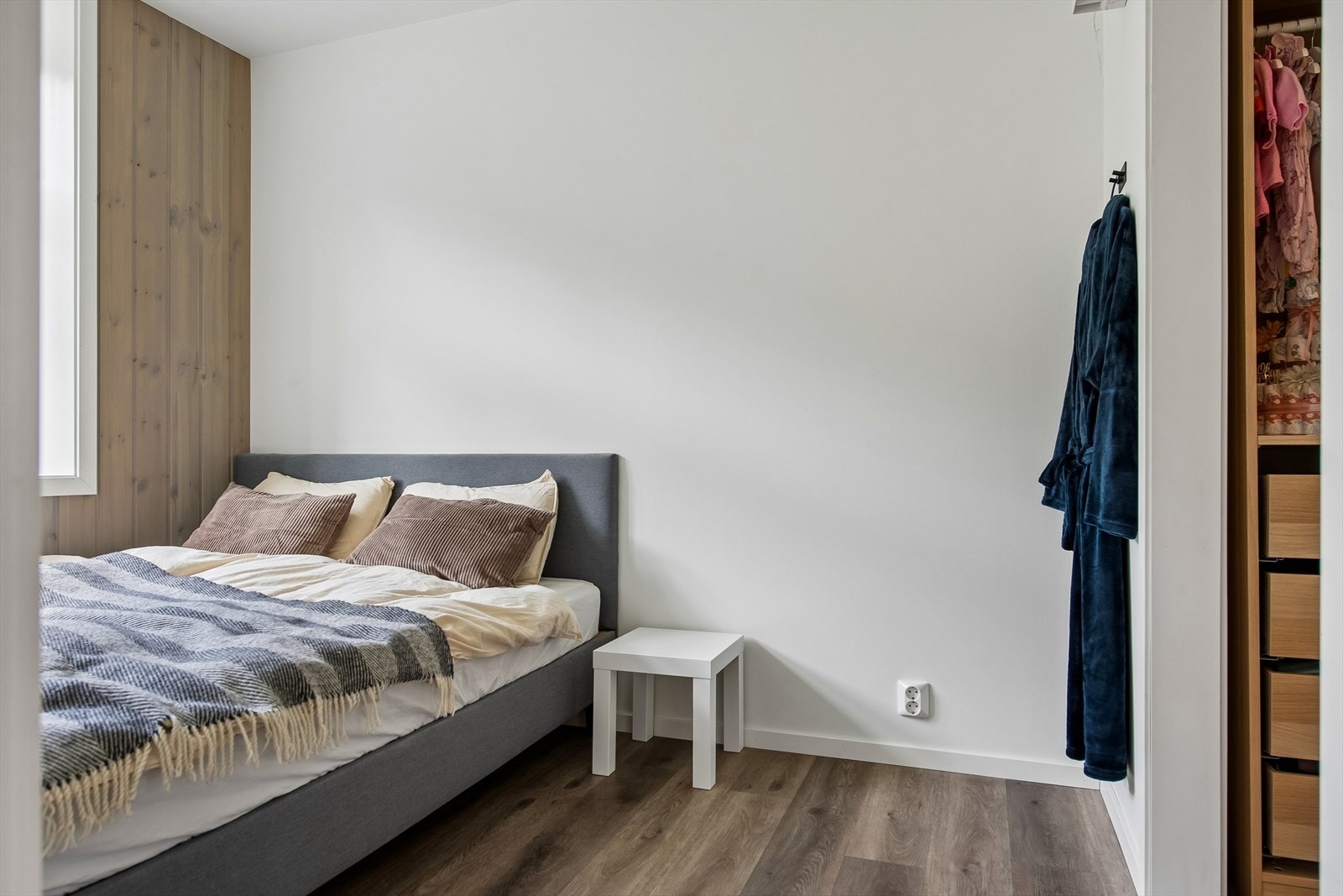 Fra soverommet er det direkte adkomst til en praktisk garderobe. Galleribilde