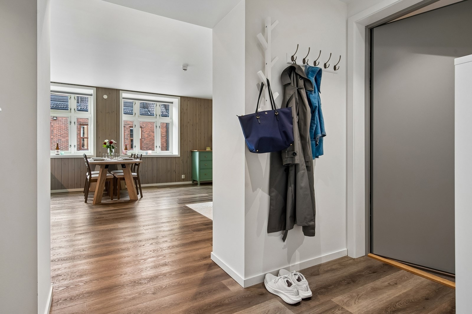 Fra entréen åpner leiligheten seg mot stuen. Det elektriske anlegget ble rehabilitert i 2020 med automatsikringer og i hovedsak skjult ledningsnett. Galleribilde
