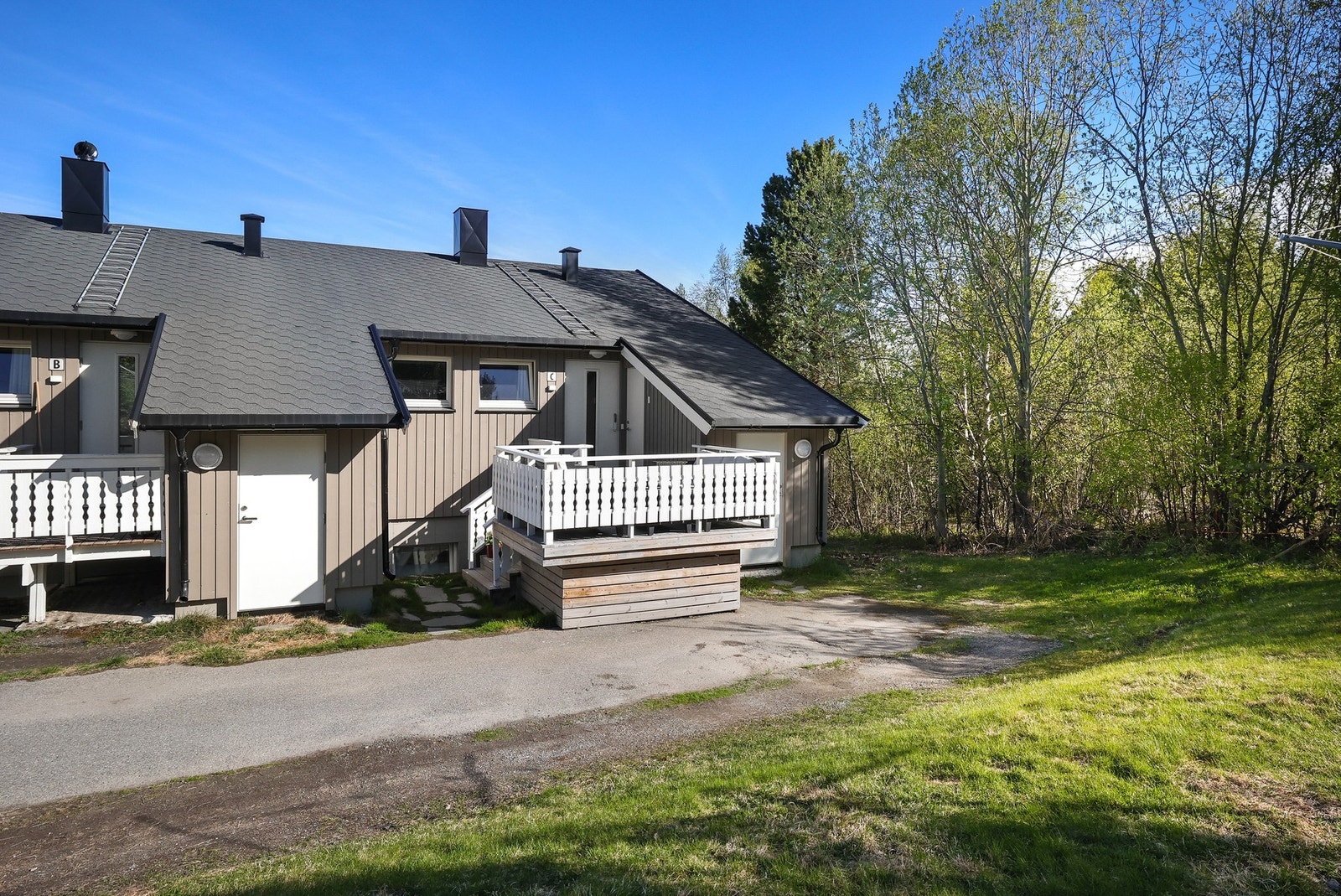 Egen inngang fra bakkeplan til leiligheten, med bod ved siden av. Galleribilde