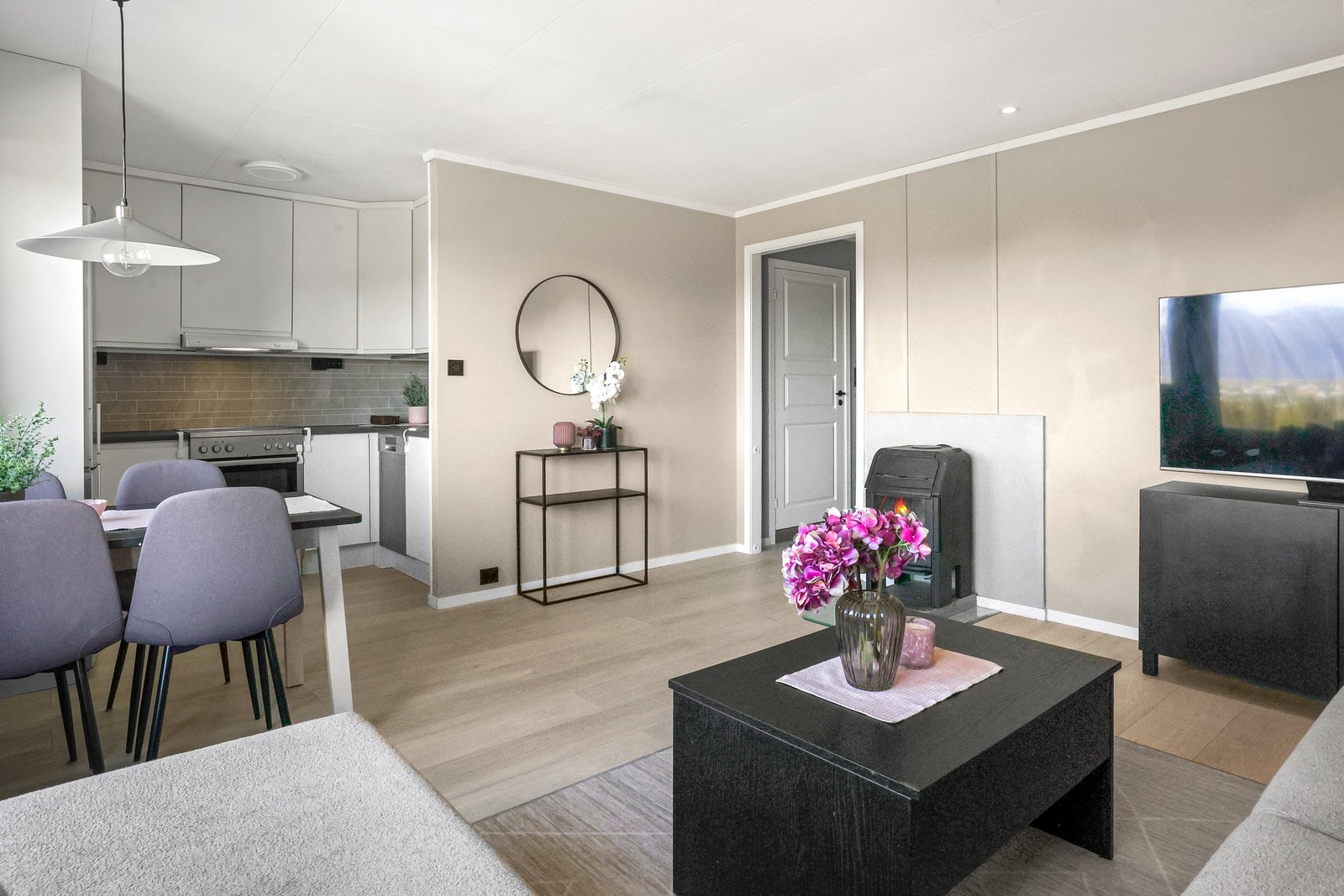 God plass til både sofagruppe og spisebord i oppholdsrommet. Galleribilde