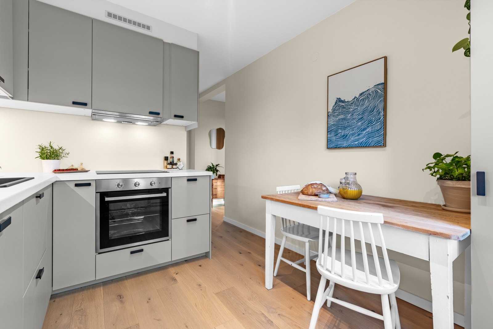 Plass til et lite spisebord gjør det enkelt å nyte frokosten på kjøkkenet. Galleribilde