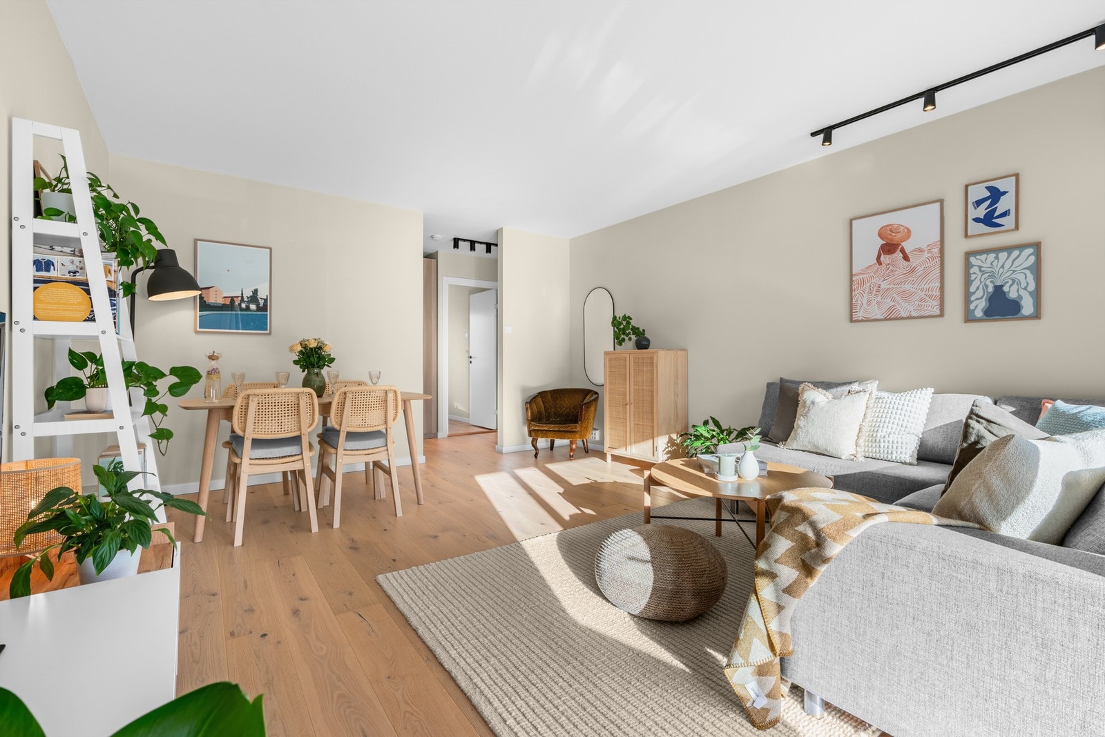 Stuen er enkel å innrede, med god plass til både sofagruppe og spisebord. Galleribilde