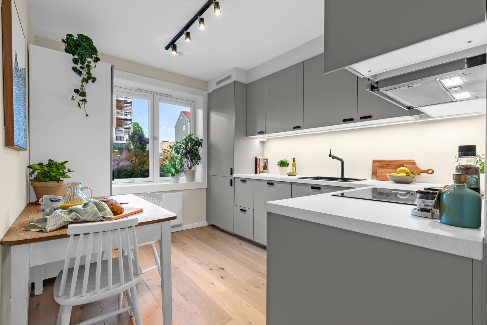 Kjøkkenet ble oppgradert i 2024 med stilren Ikea innredning, glatte fronter og godt med skap- og benkeplass. Galleribilde