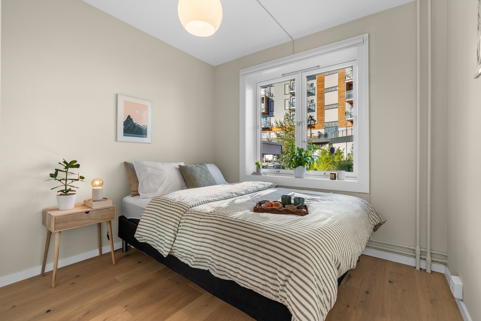 Soverom 2 passer godt som barnerom, gjesterom eller hjemmekontor, med fleksible innredningsmuligheter. Galleribilde